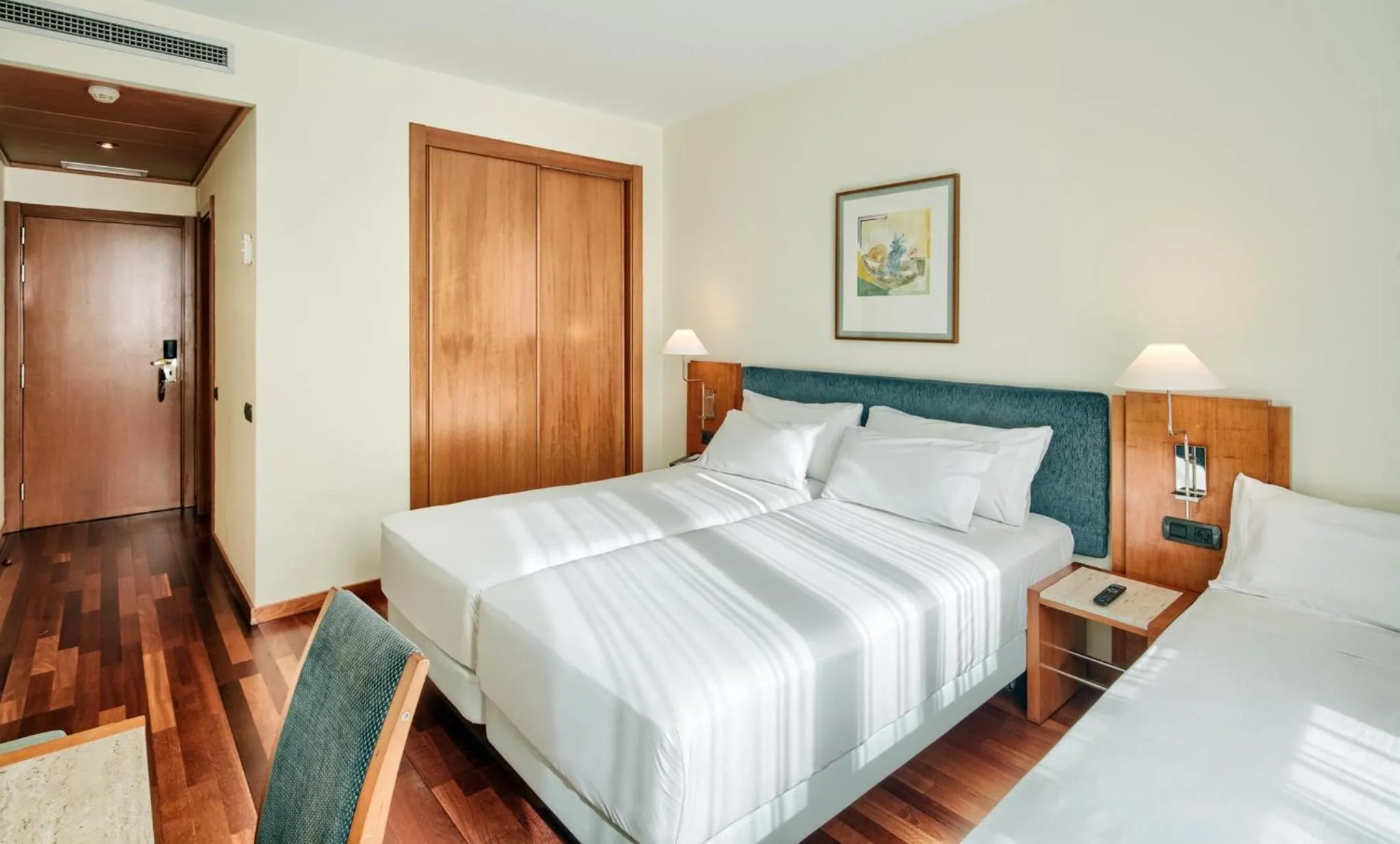 Photo of the whole room, Bed in Sercotel Cornellà Barcelona