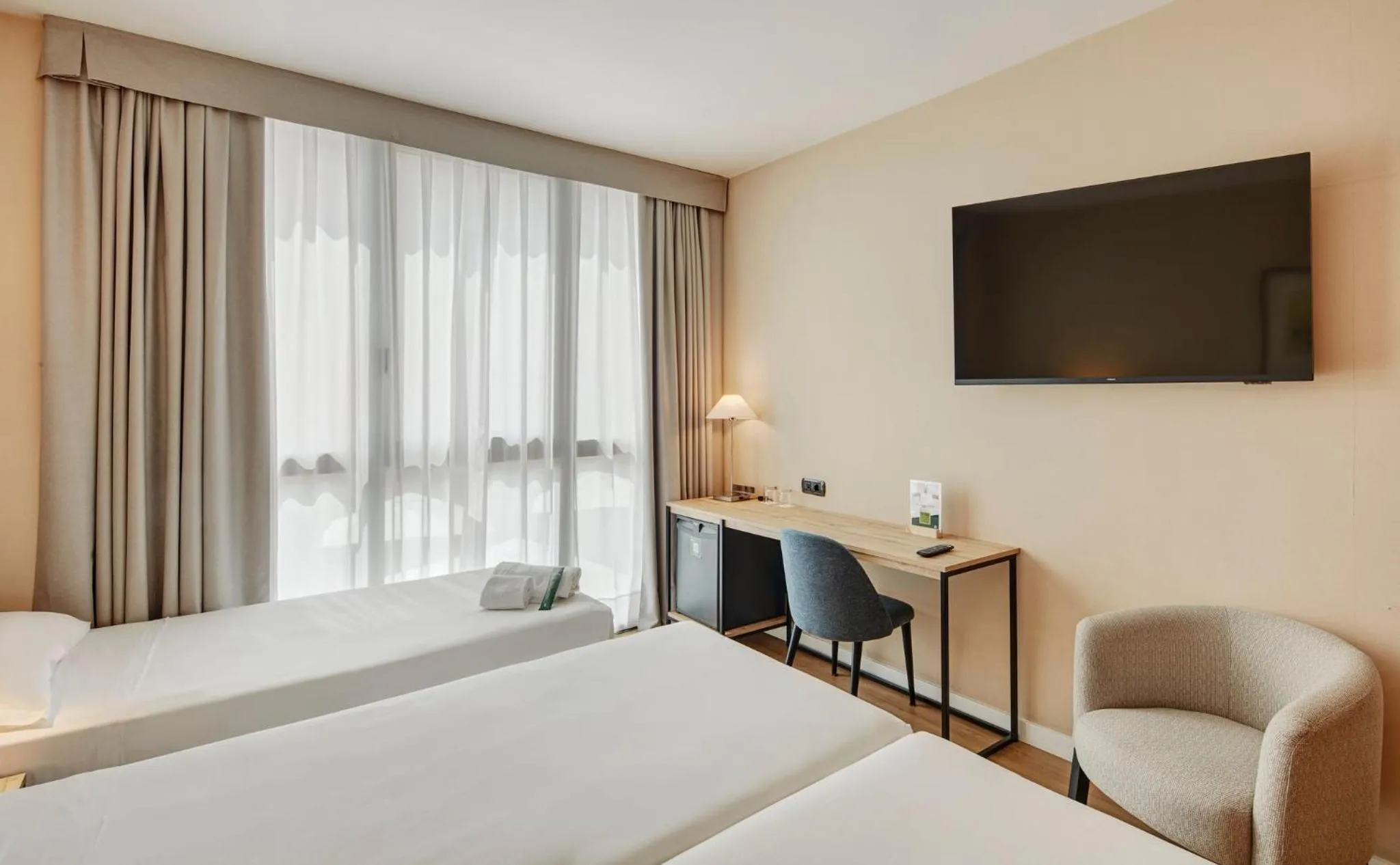 Photo of the whole room, Bed in Sercotel Cornellà Barcelona
