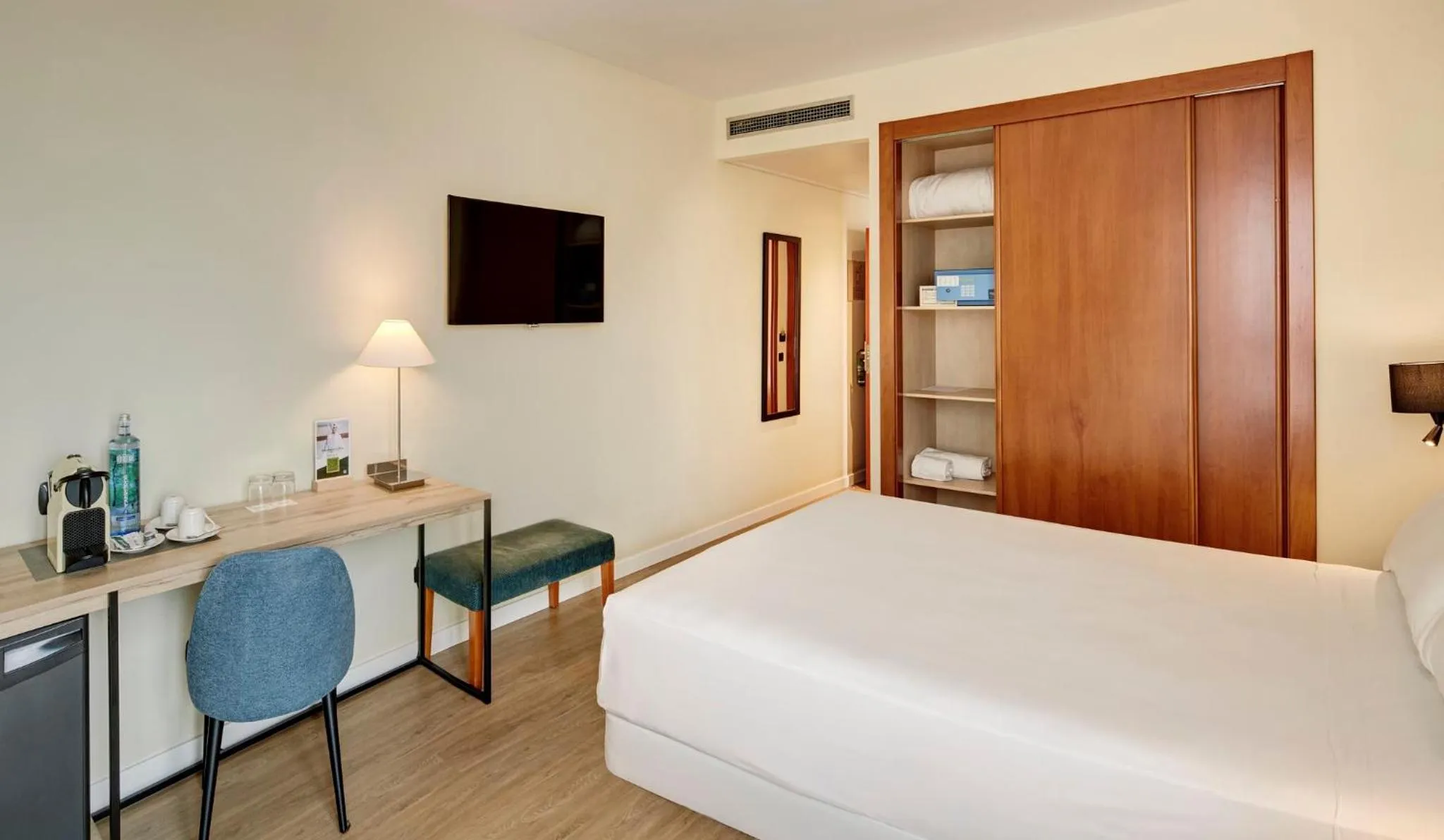 Photo of the whole room, Bed in Sercotel Cornellà Barcelona