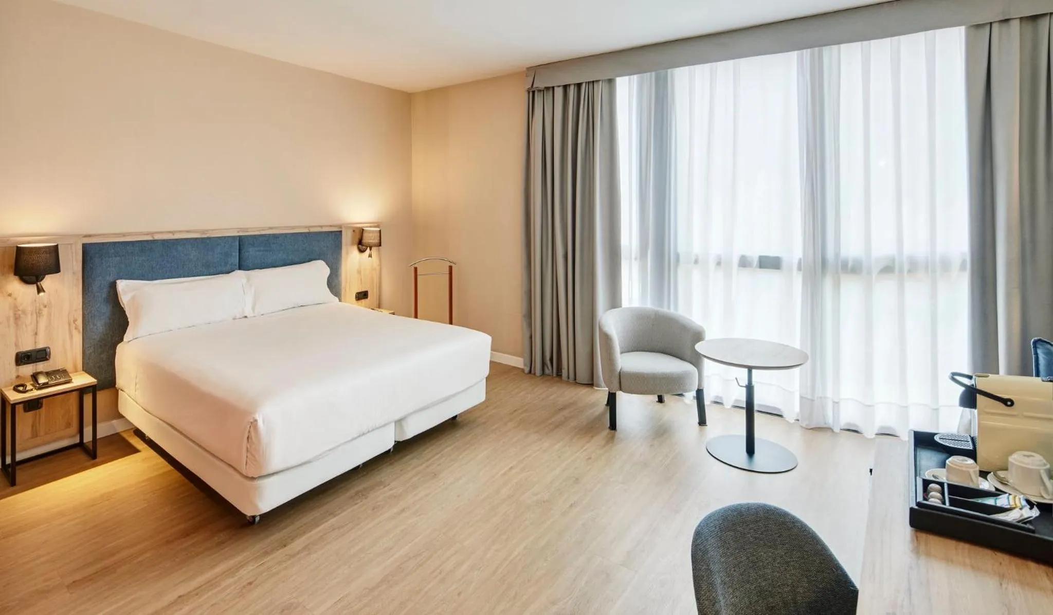 Photo of the whole room, Bed in Sercotel Cornellà Barcelona
