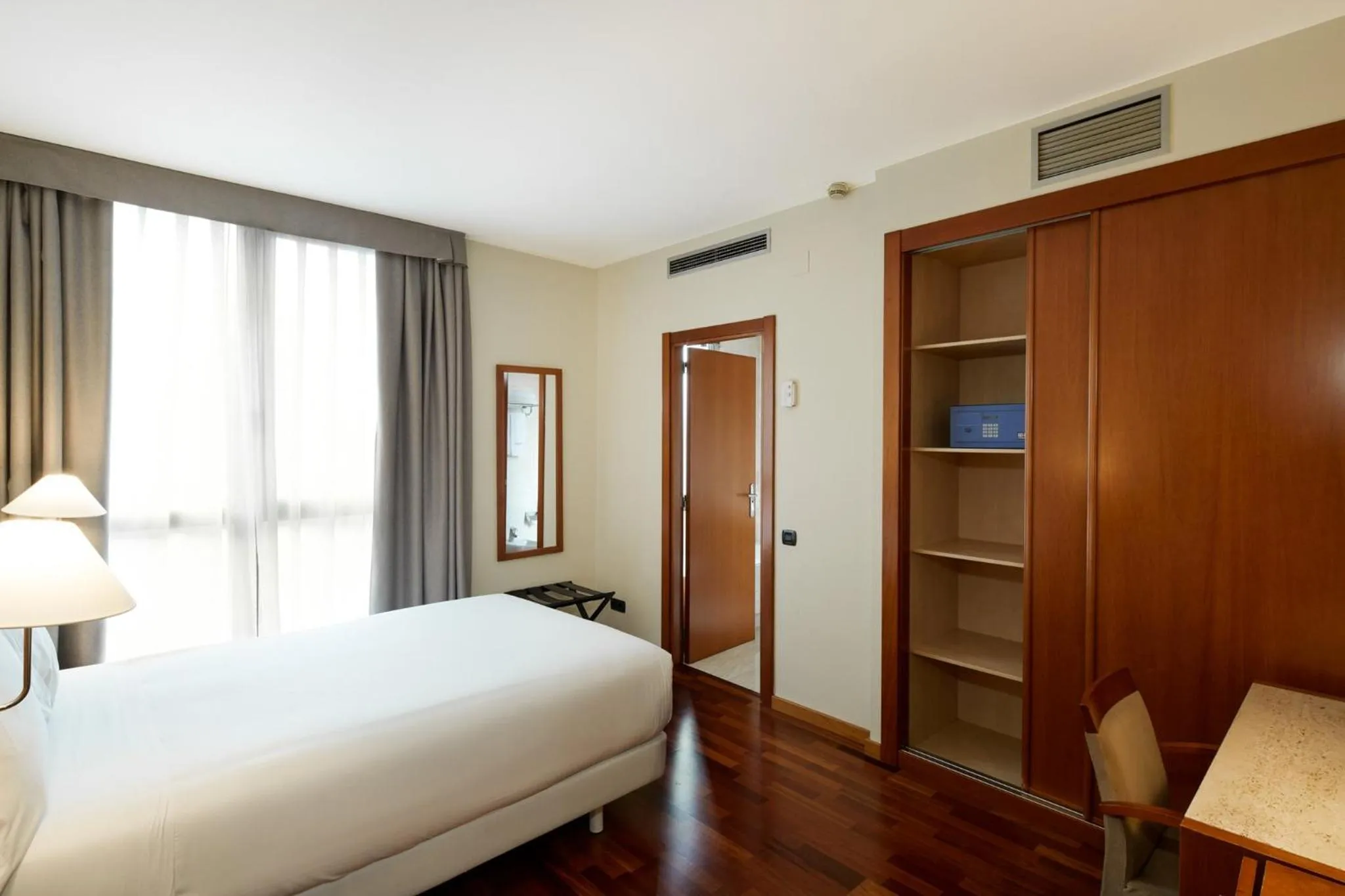 Photo of the whole room, Bed in Sercotel Cornellà Barcelona