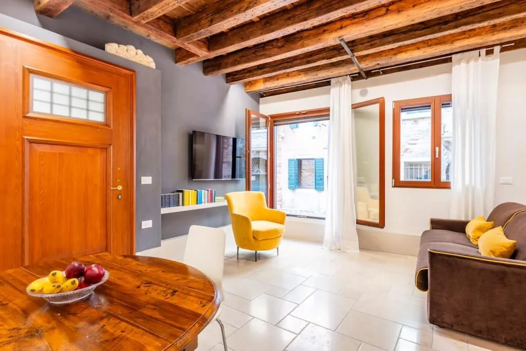 One-Bedroom Apartment in Dream's door with canal view in Venice