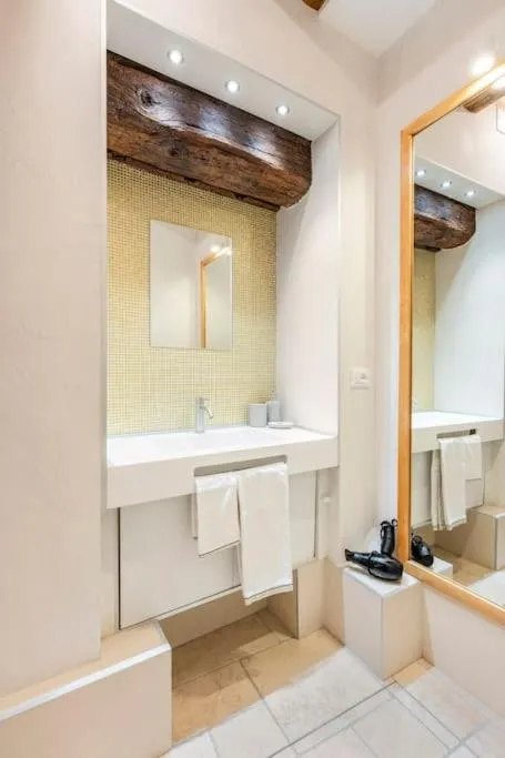 Bathroom in Dream's door with canal view in Venice