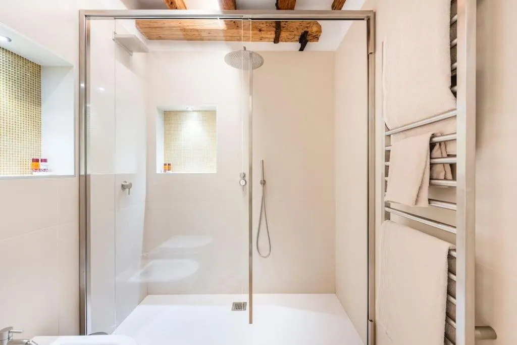Shower in Dream's door with canal view in Venice