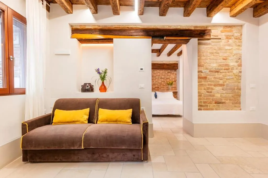 Living room, Bed in Dream's door with canal view in Venice