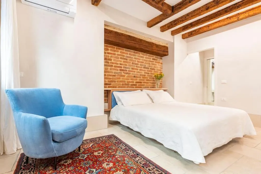 Bed in Dream's door with canal view in Venice