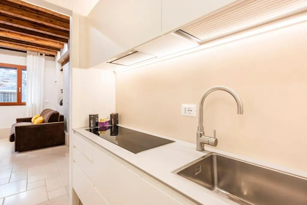 Kitchen or kitchenette in Dream's door with canal view in Venice