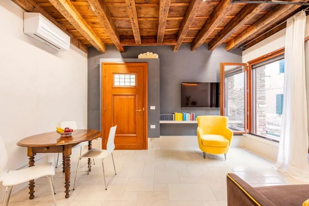 Communal lounge/ TV room in Dream's door with canal view in Venice