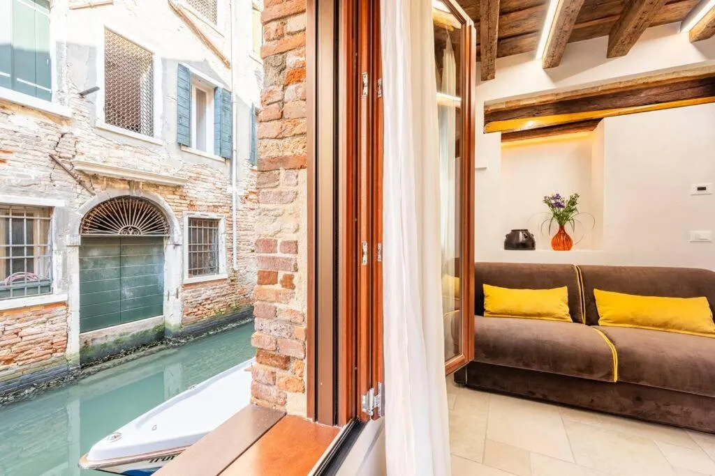 Day in Dream's door with canal view in Venice