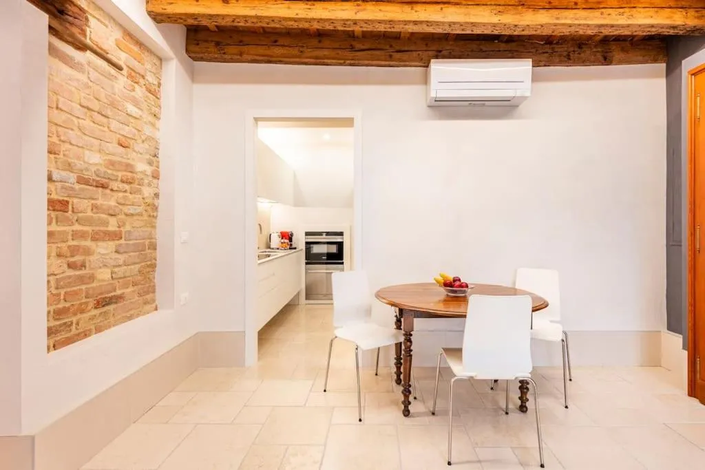 Kitchen or kitchenette in Dream's door with canal view in Venice