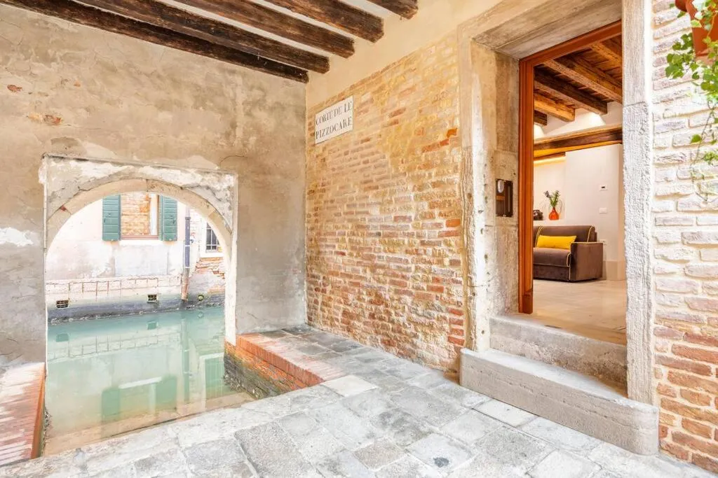 Natural landscape in Dream's door with canal view in Venice