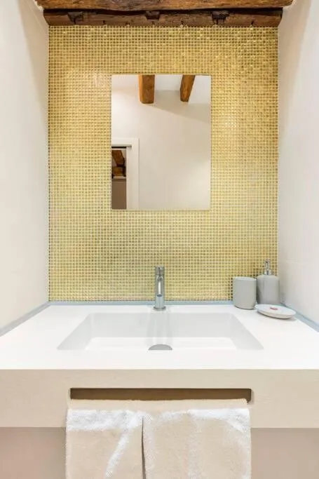 Bathroom in Dream's door with canal view in Venice