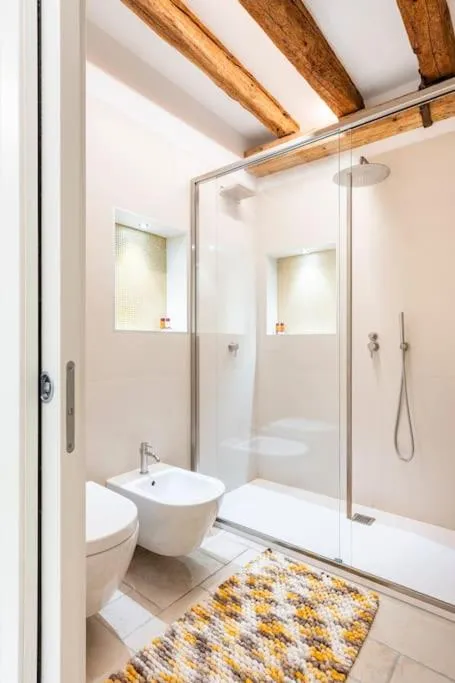 Shower in Dream's door with canal view in Venice