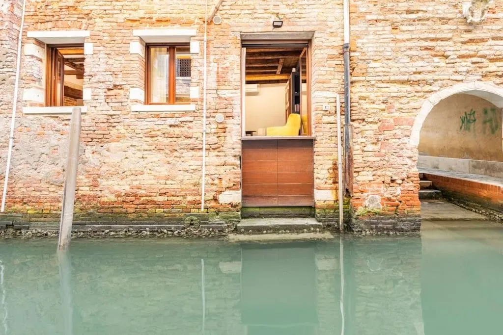 Property building in Dream's door with canal view in Venice