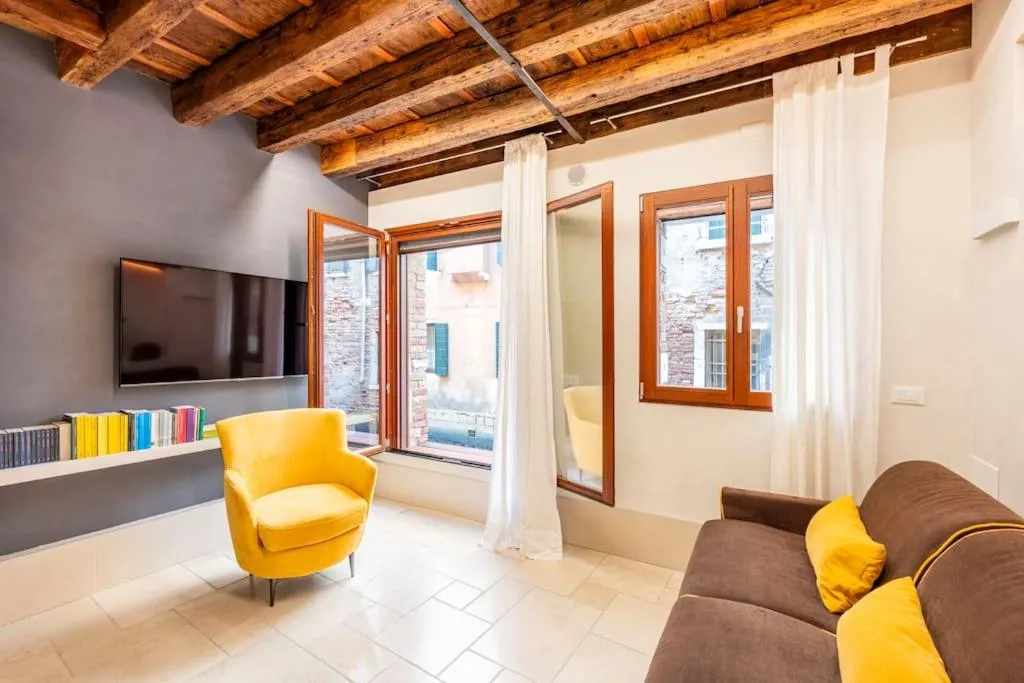 Communal lounge/ TV room in Dream's door with canal view in Venice
