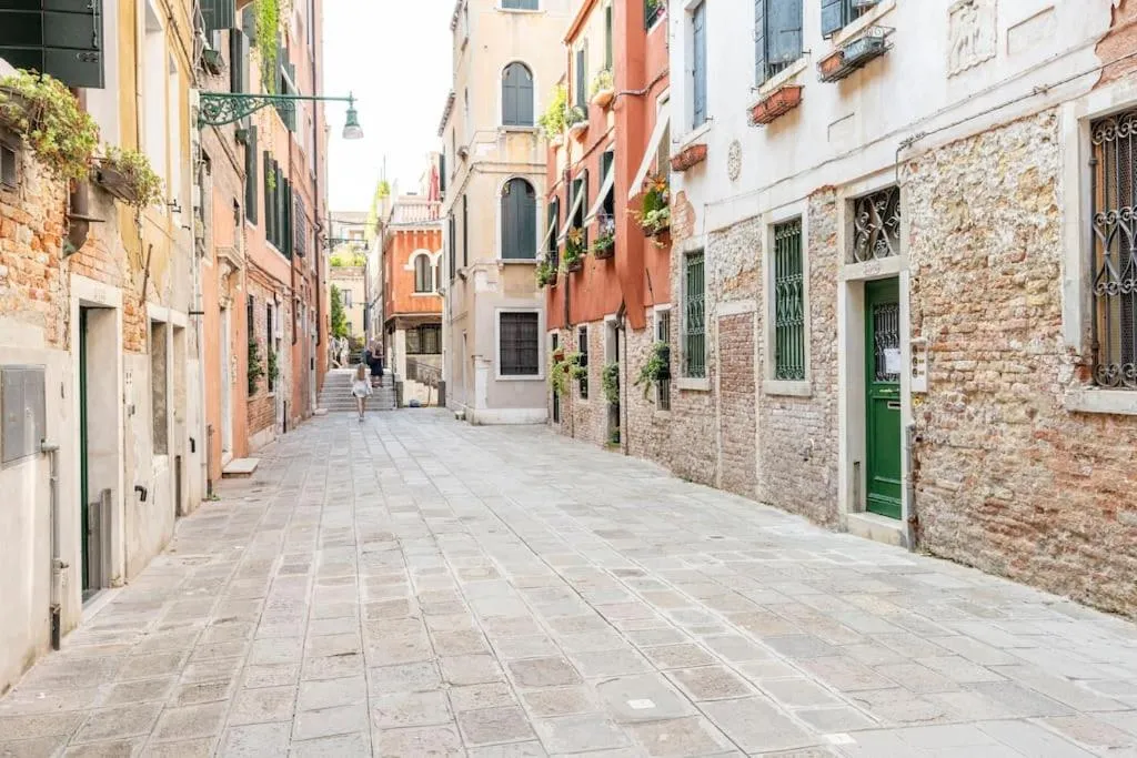 Street view in Dream's door with canal view in Venice