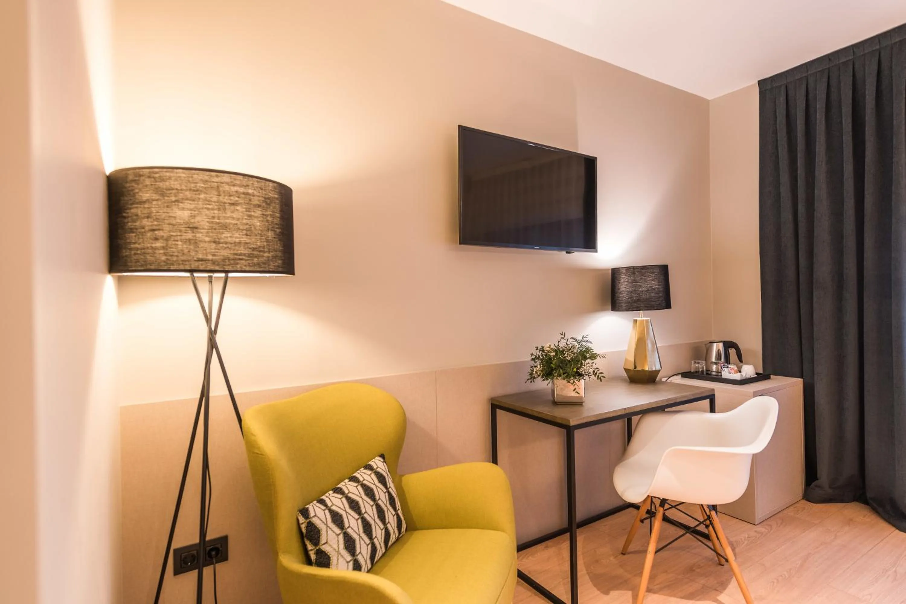 Seating area in Up Rooms Vic Hotel