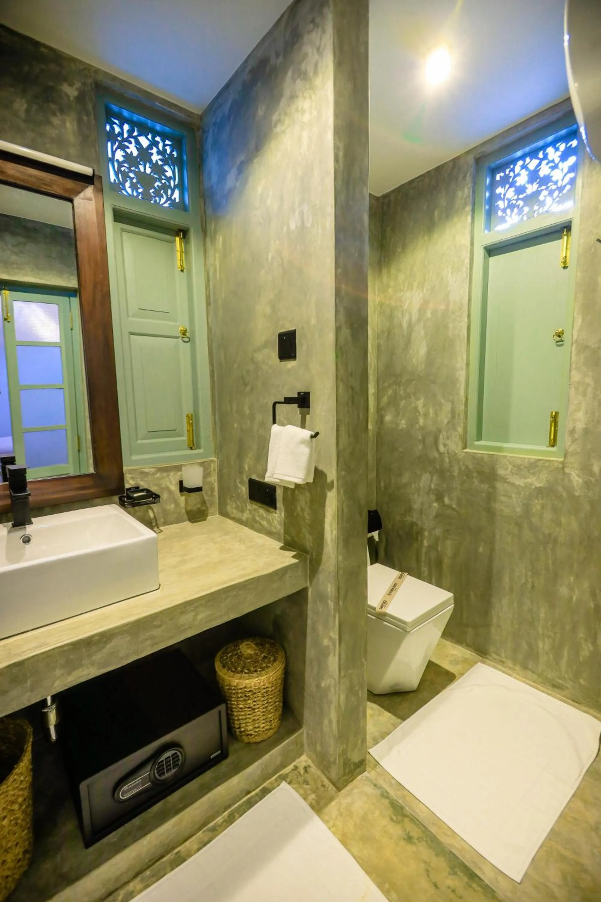 Shower in Moi Talpe by DBI