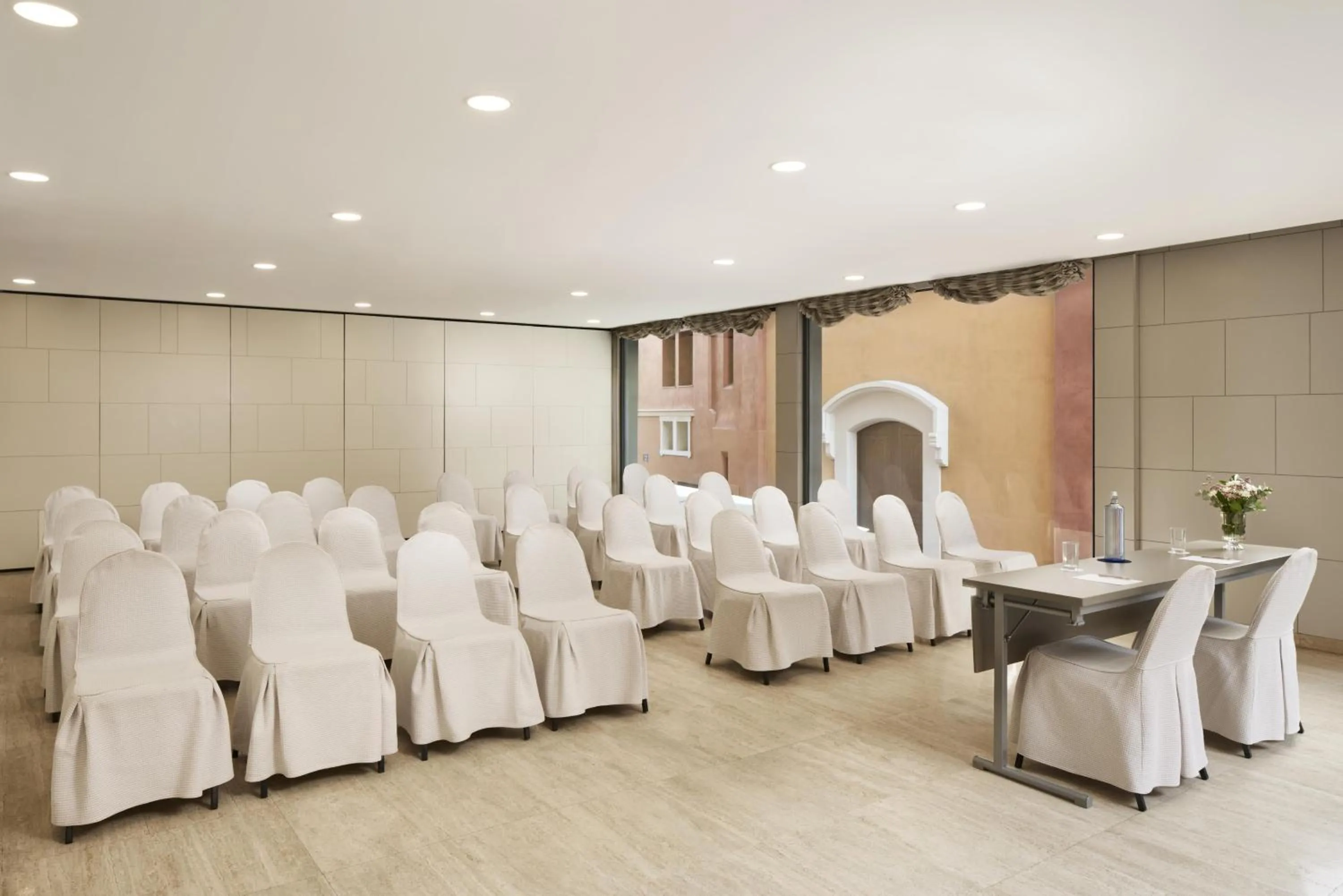 Business facilities in NH Castellón Mindoro