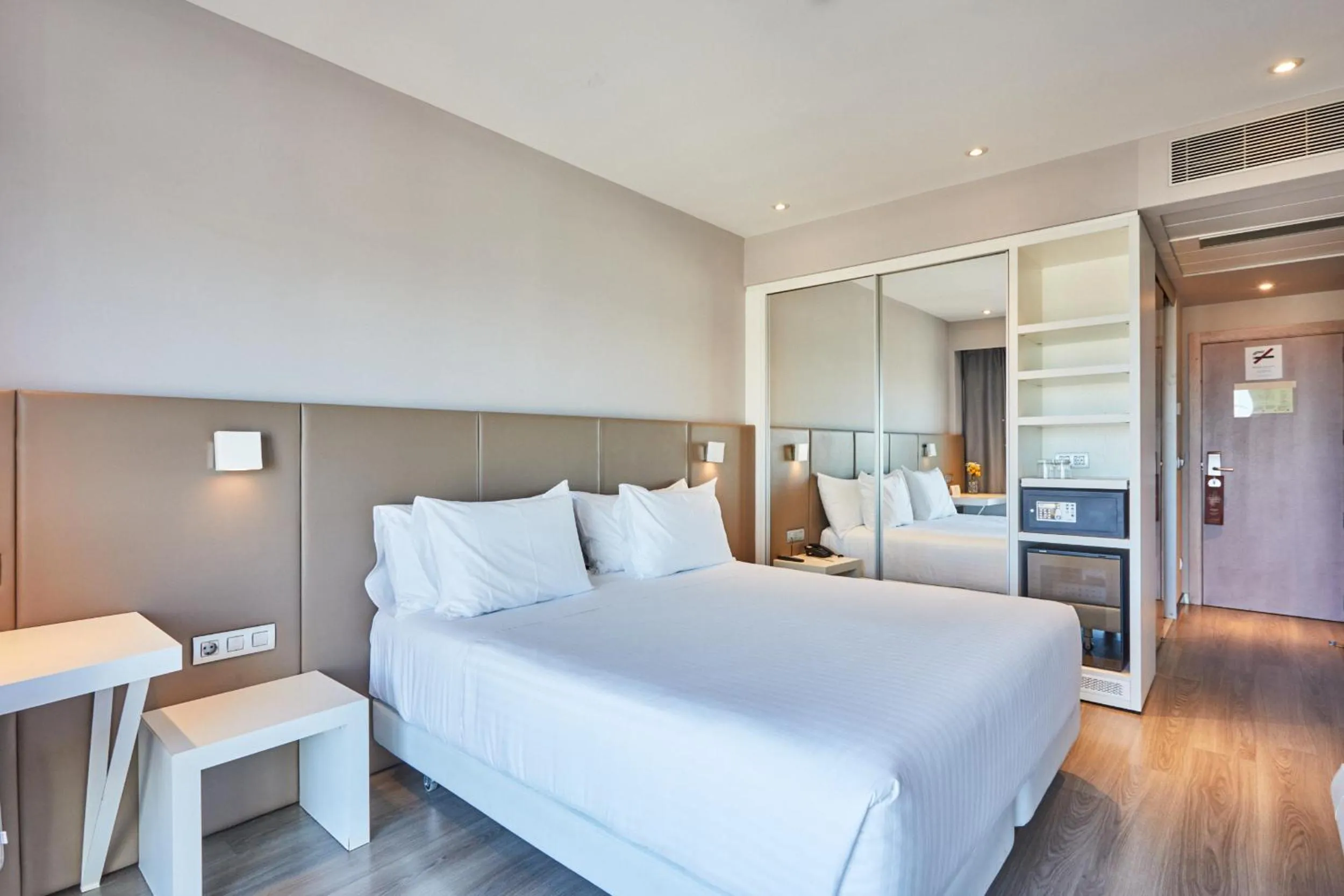 Photo of the whole room, Bed in Silken Turcosa 3 Sup