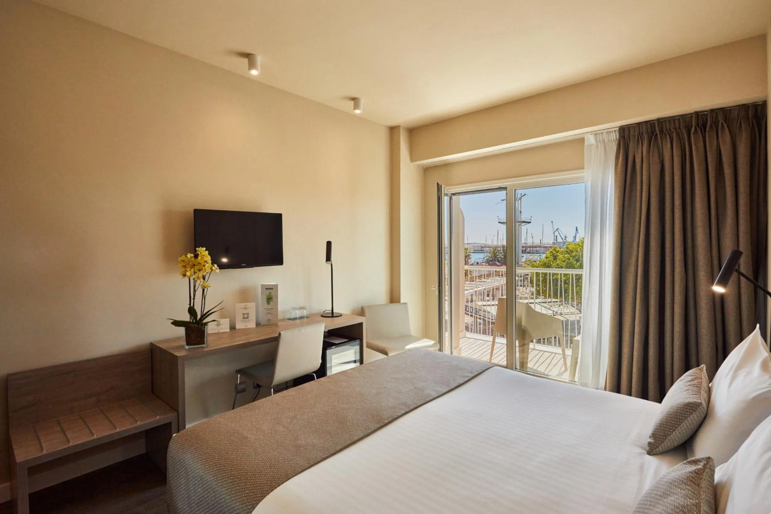 Guests, Bed in Silken Turcosa 3 Sup