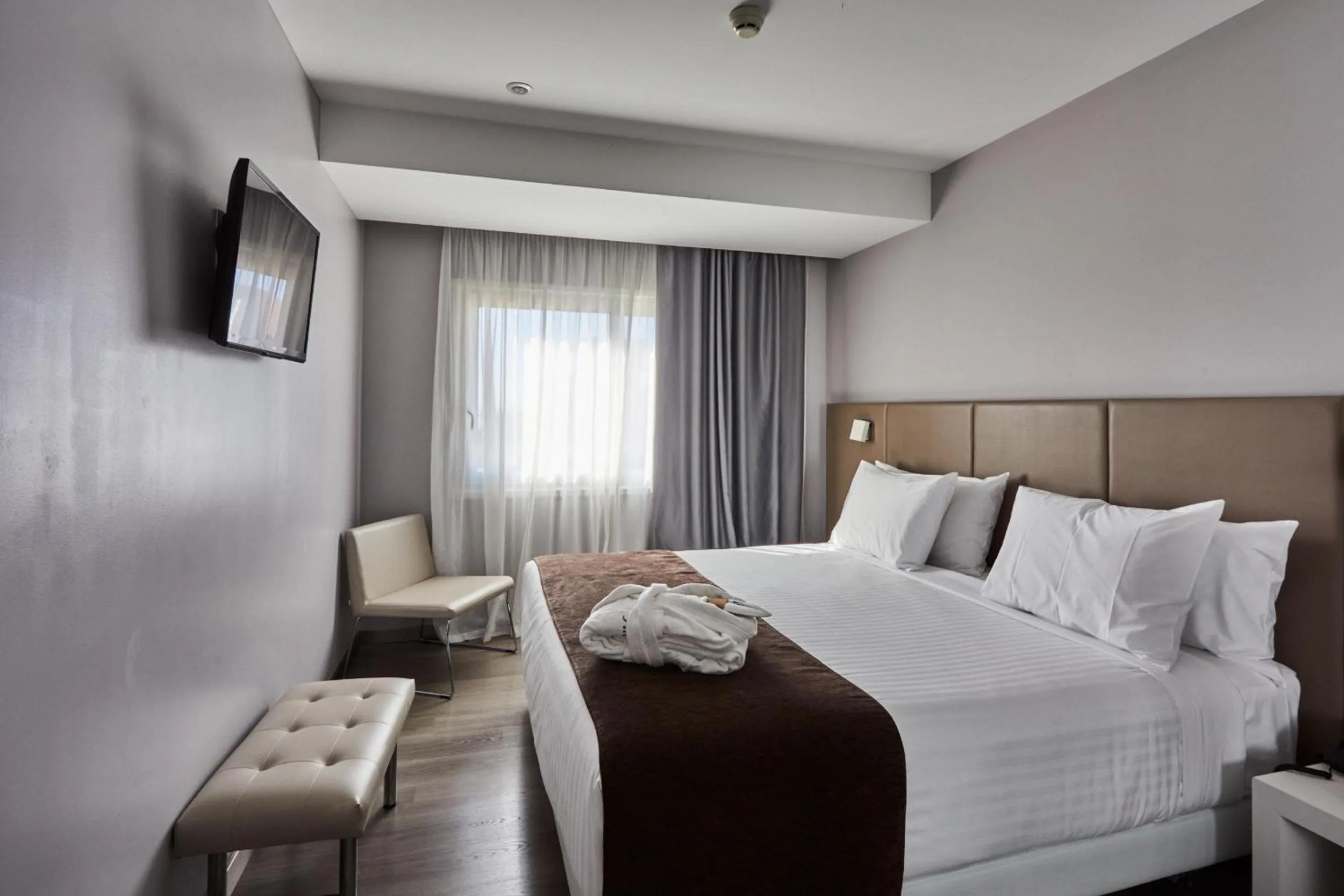 Photo of the whole room, Bed in Silken Turcosa 3 Sup