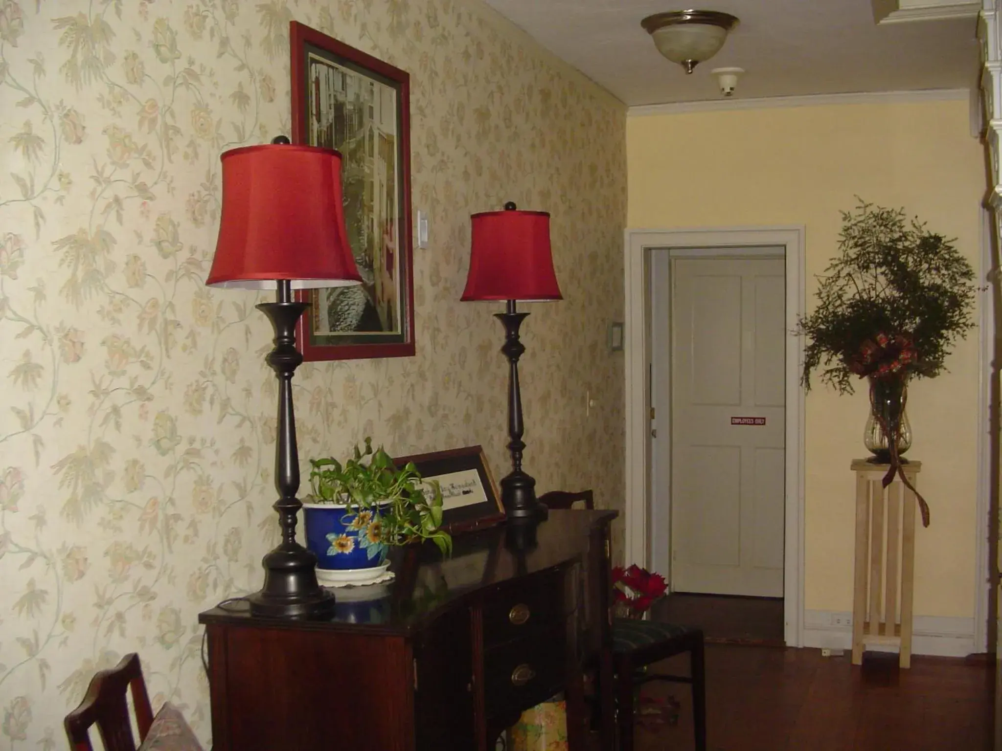 Decorative detail in Stephen Clay Homestead Bed and Breakfast Decorative detail in Stephen Clay Homestead Bed and Breakfast