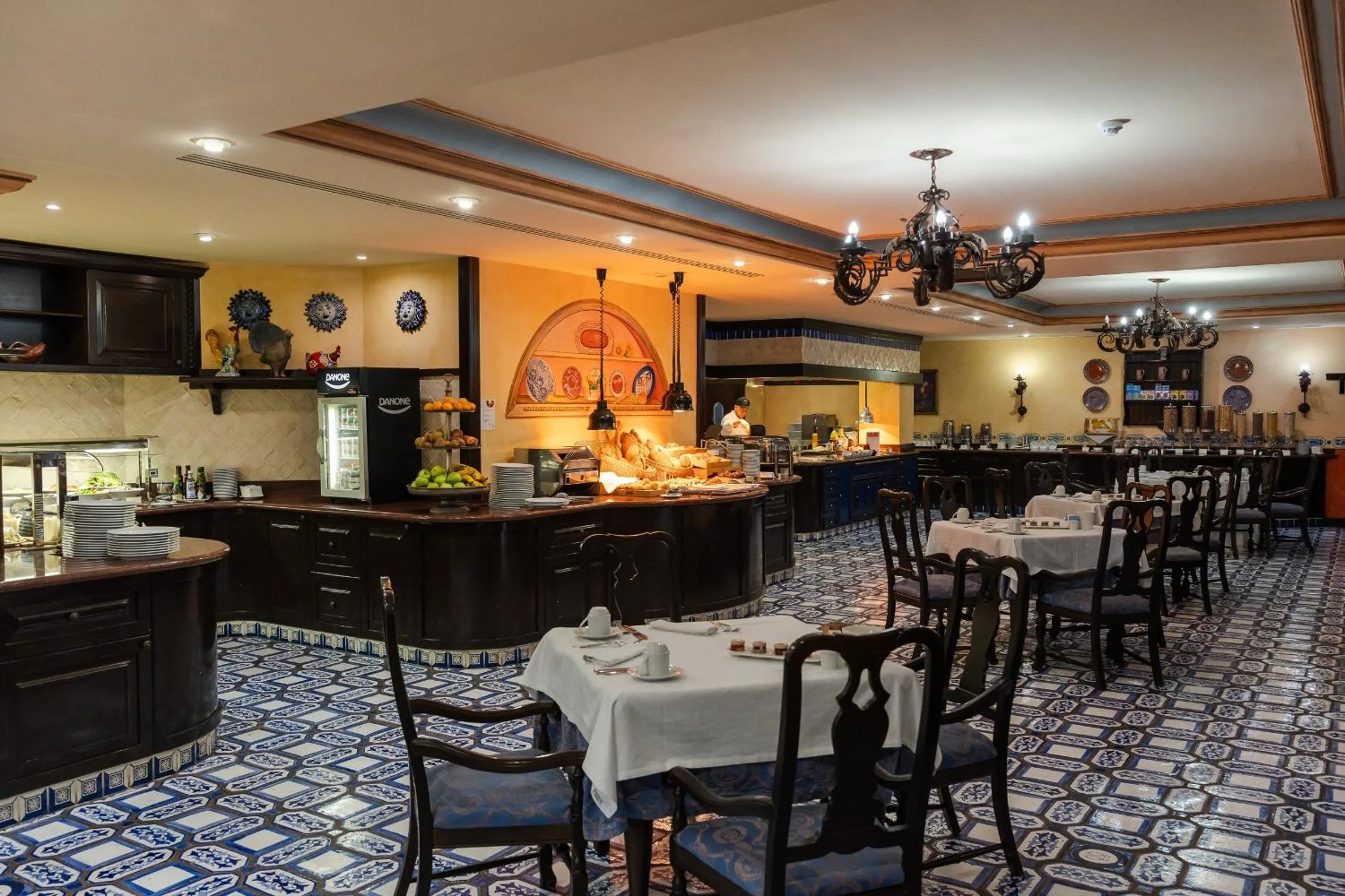 Breakfast in Europe Villa Cortes GL