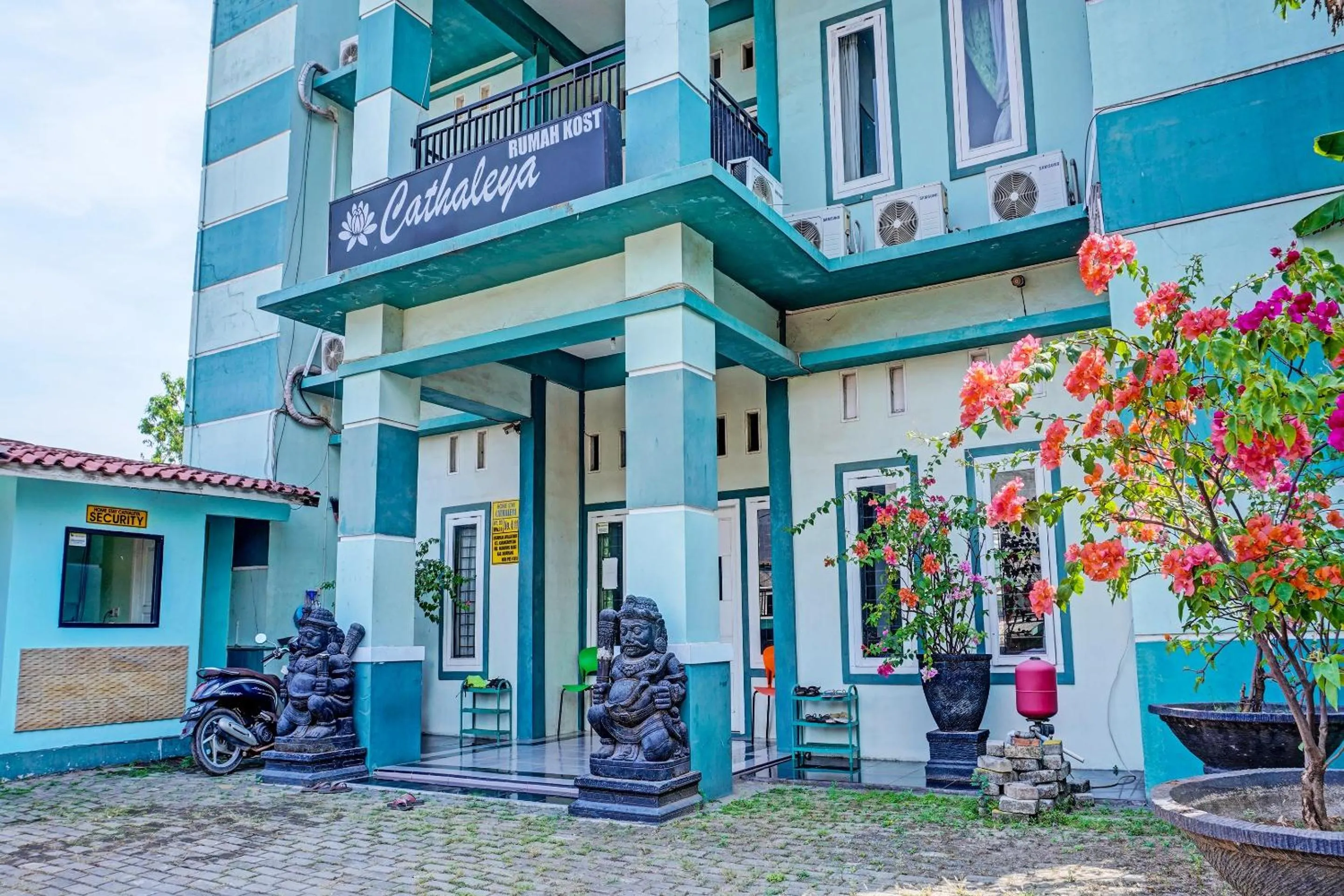Facade/entrance in Hotel O Home Stay Elis Cateliya Syariah