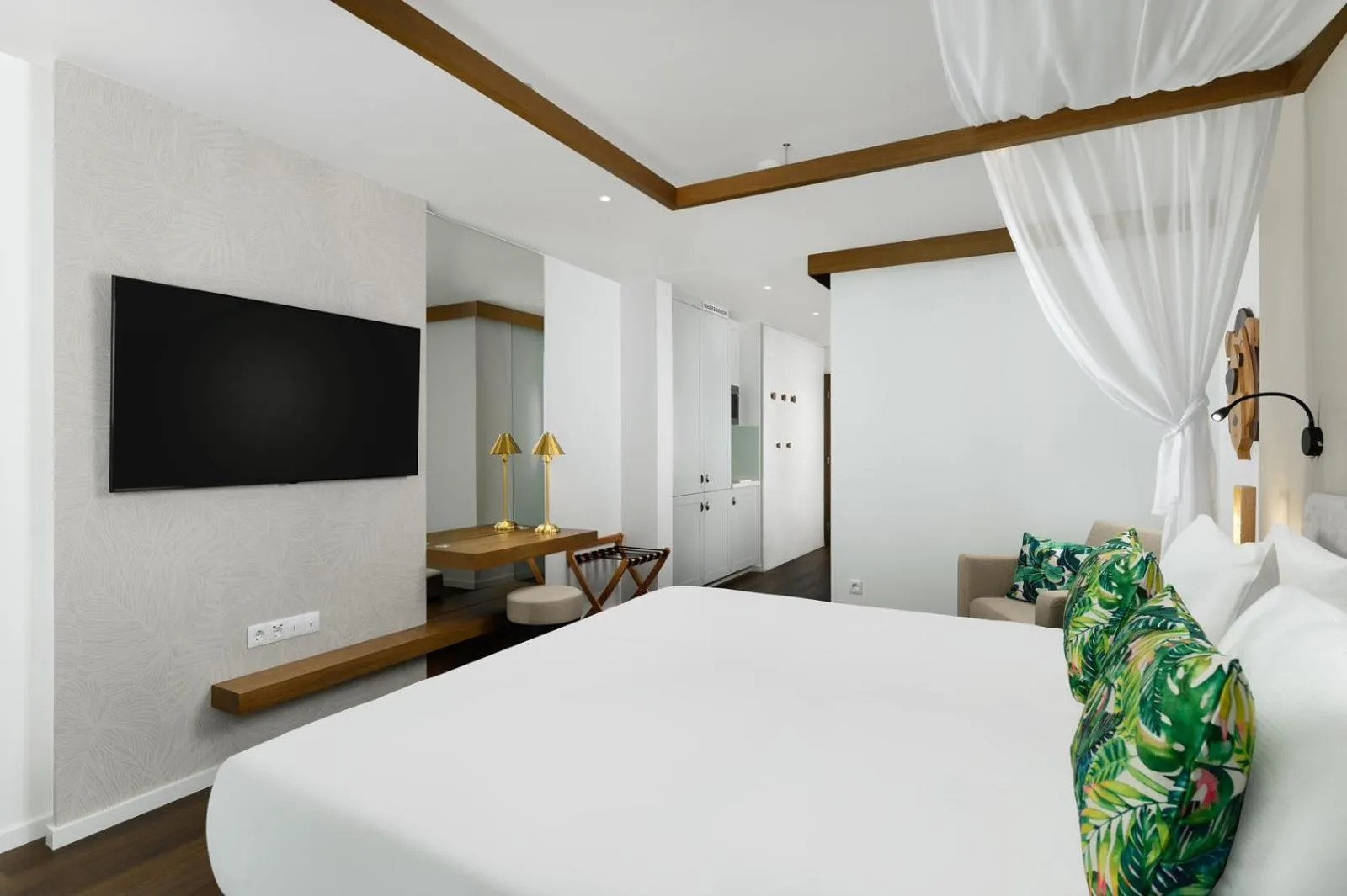 Property building, Bed in Mövenpick Balaland Resort Lake Balaton