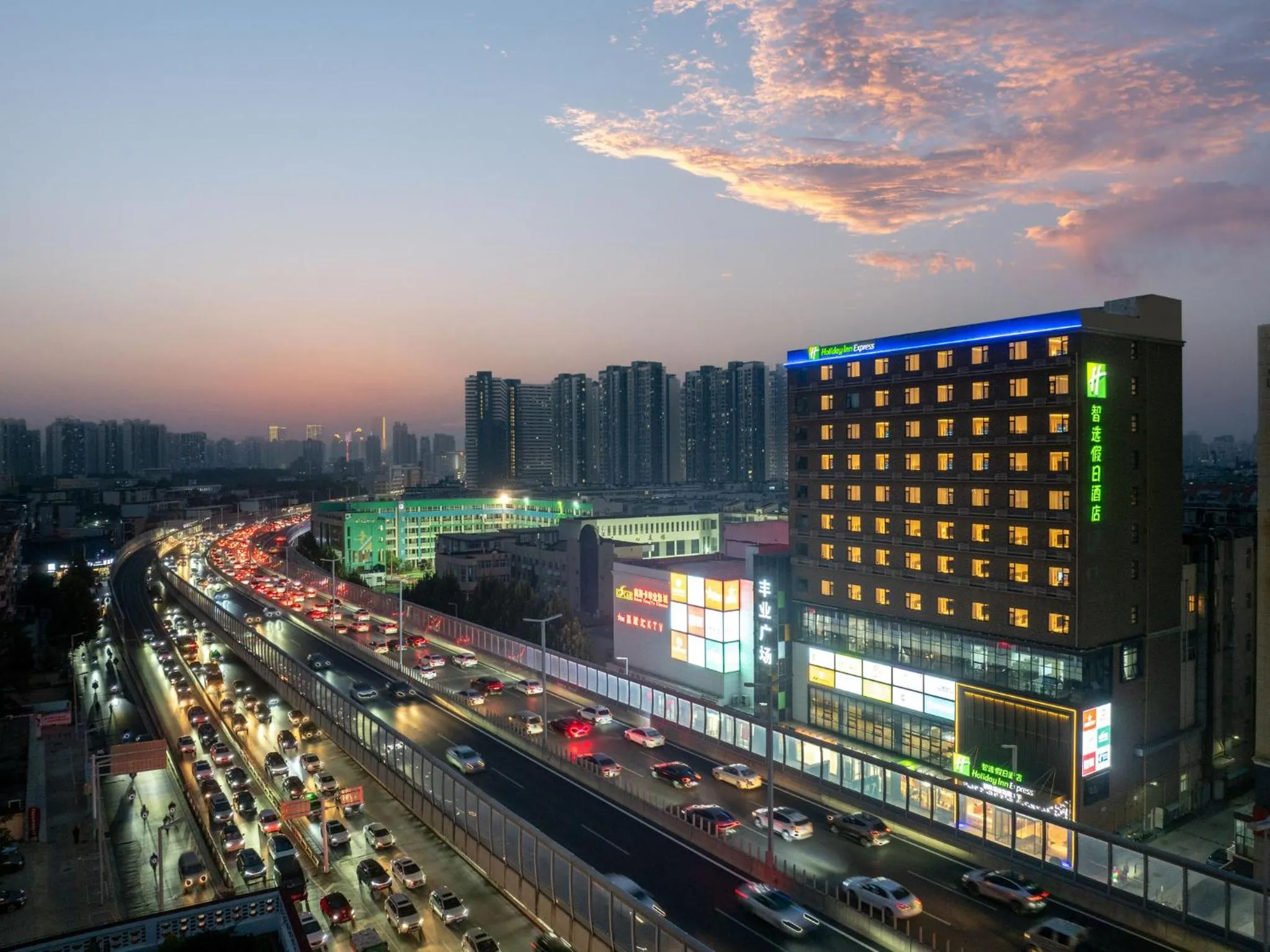 Property building in Holiday Inn Express Zhengzhou Nongye Road by IHG