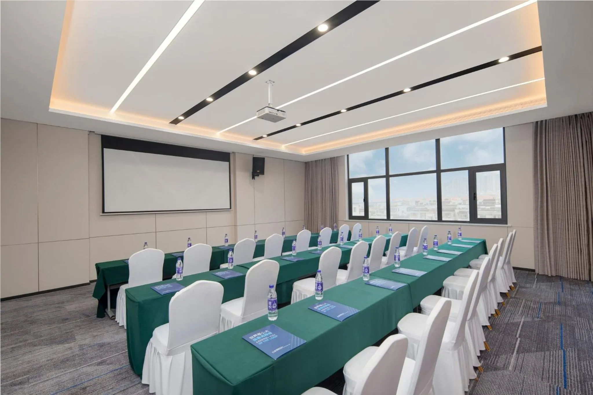 Meeting/conference room in Holiday Inn Express Zhengzhou Nongye Road by IHG
