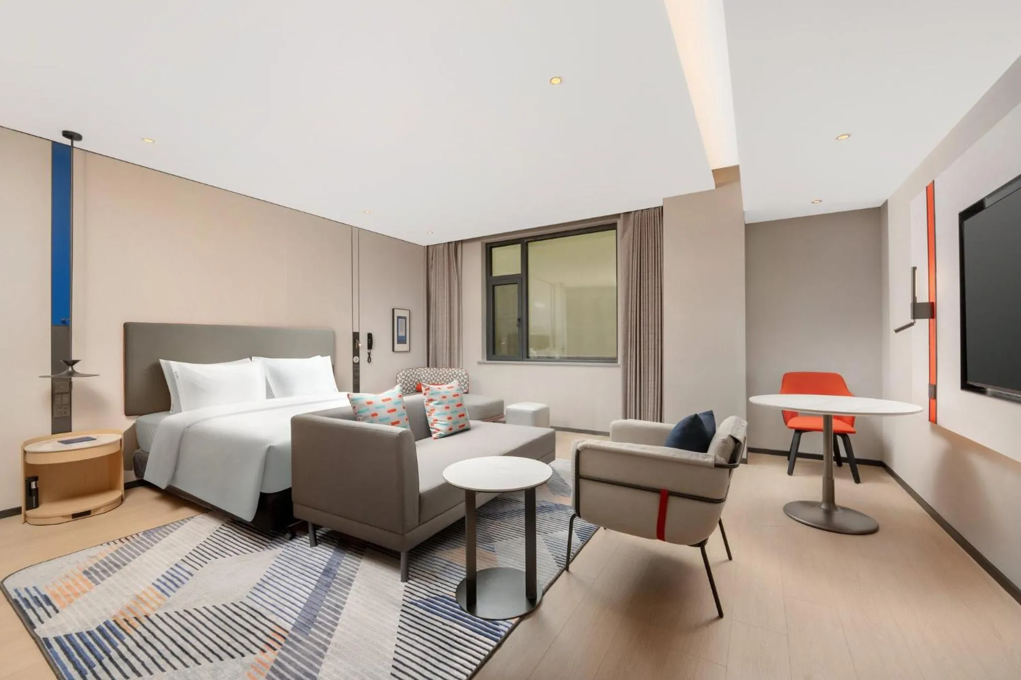 Photo of the whole room, Bed in Holiday Inn Express Zhengzhou Nongye Road by IHG