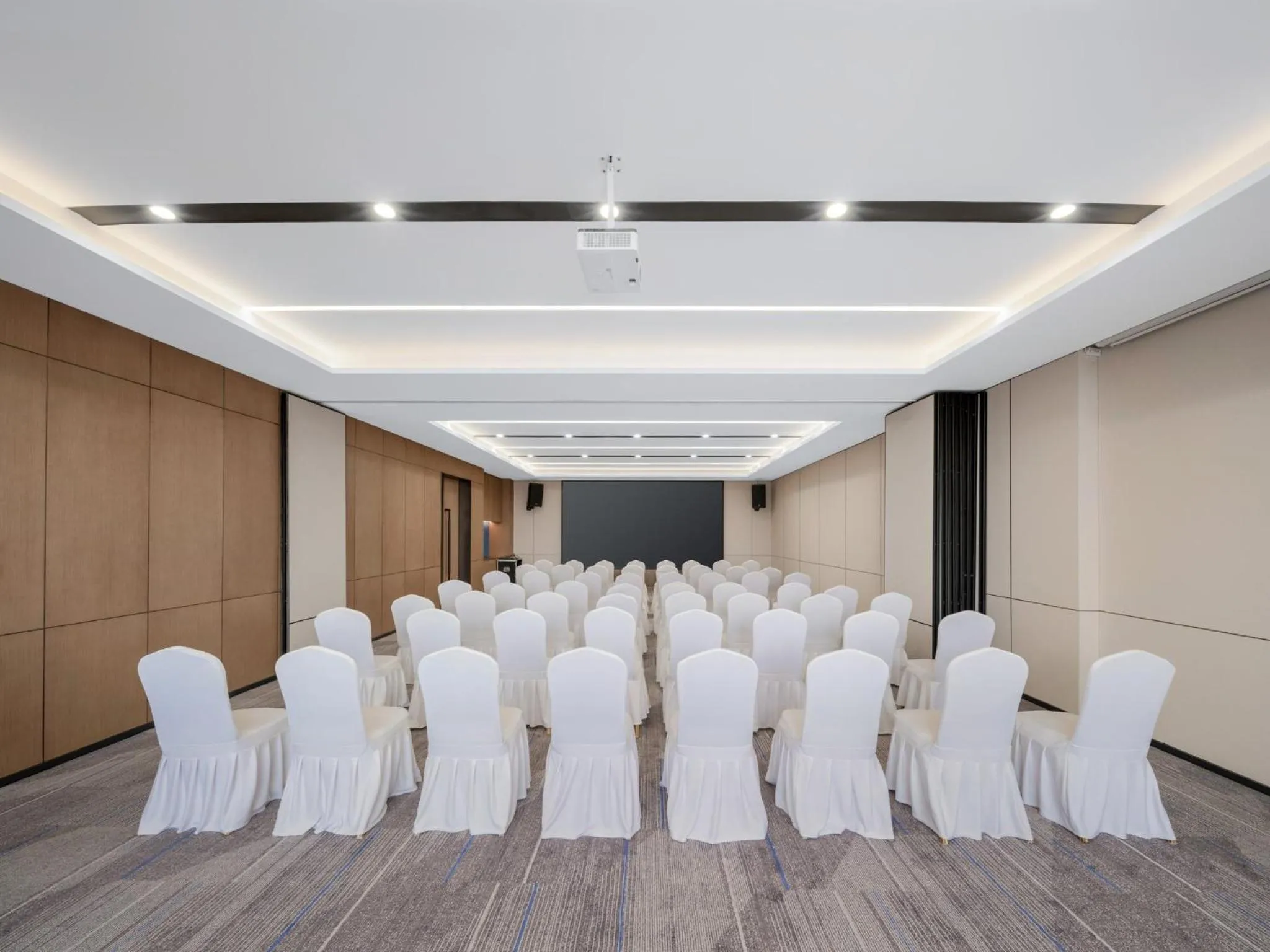 Meeting/conference room in Holiday Inn Express Zhengzhou Nongye Road by IHG
