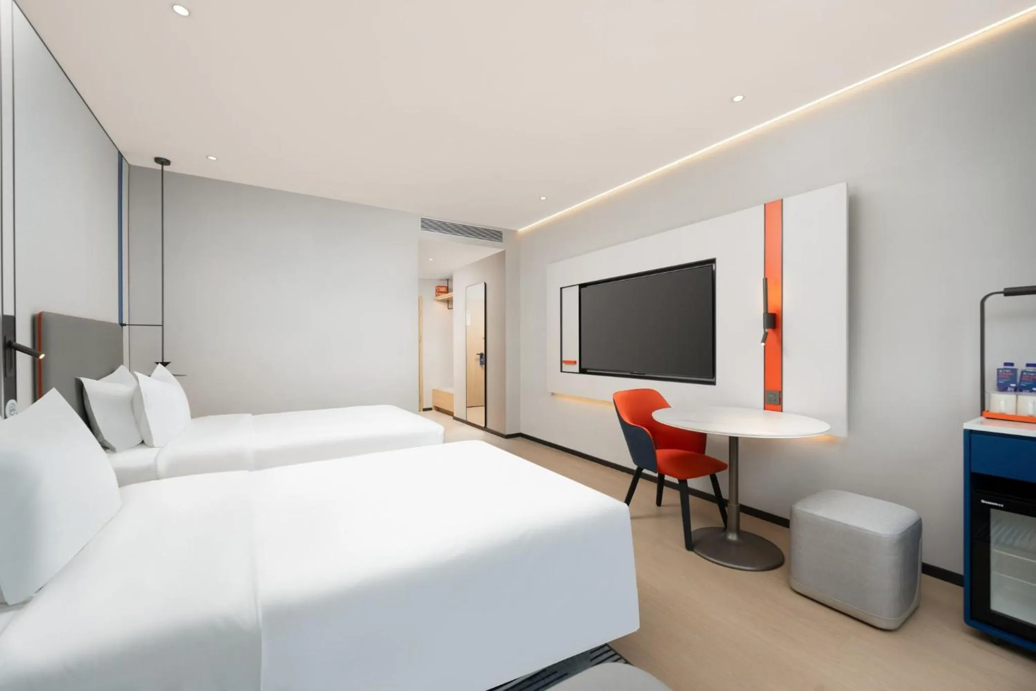 Photo of the whole room, Bed in Holiday Inn Express Zhengzhou Nongye Road by IHG