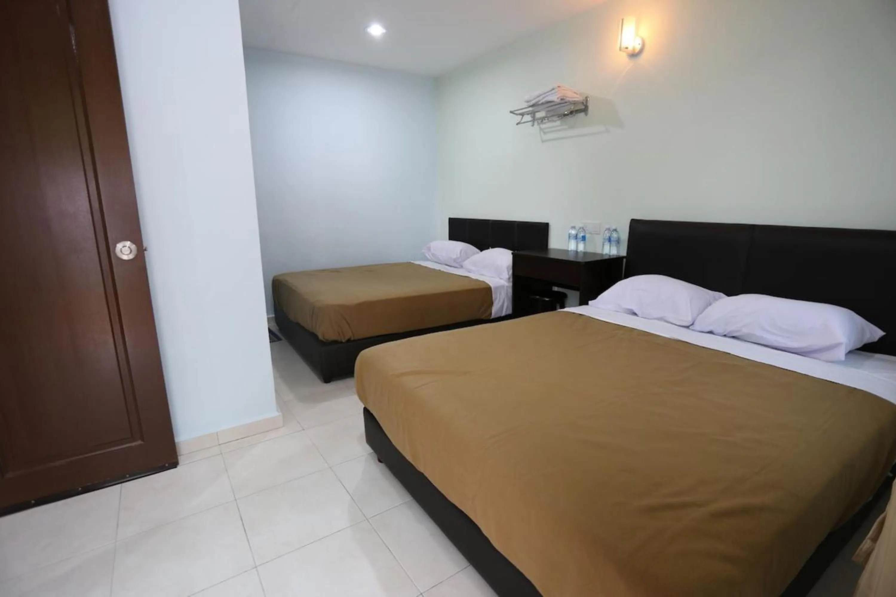 Photo of the whole room, Bed in Tengkera Hotel