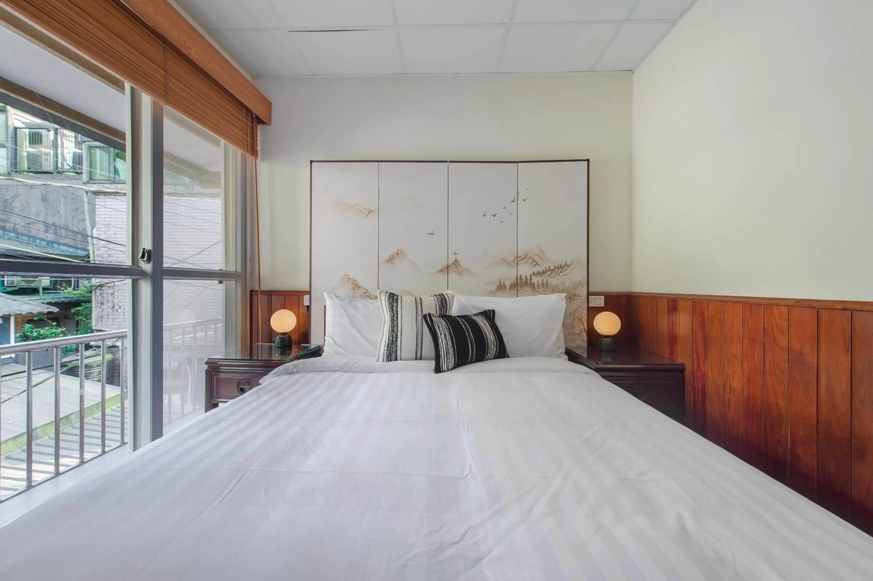 Bed in Jiufen The Dragon B&B