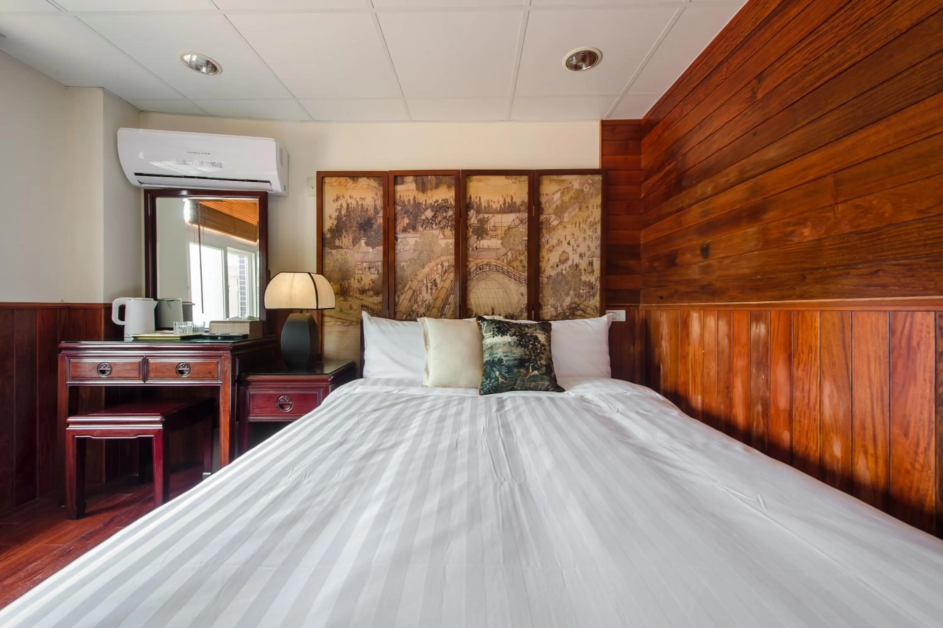 Bed in Jiufen The Dragon B&B