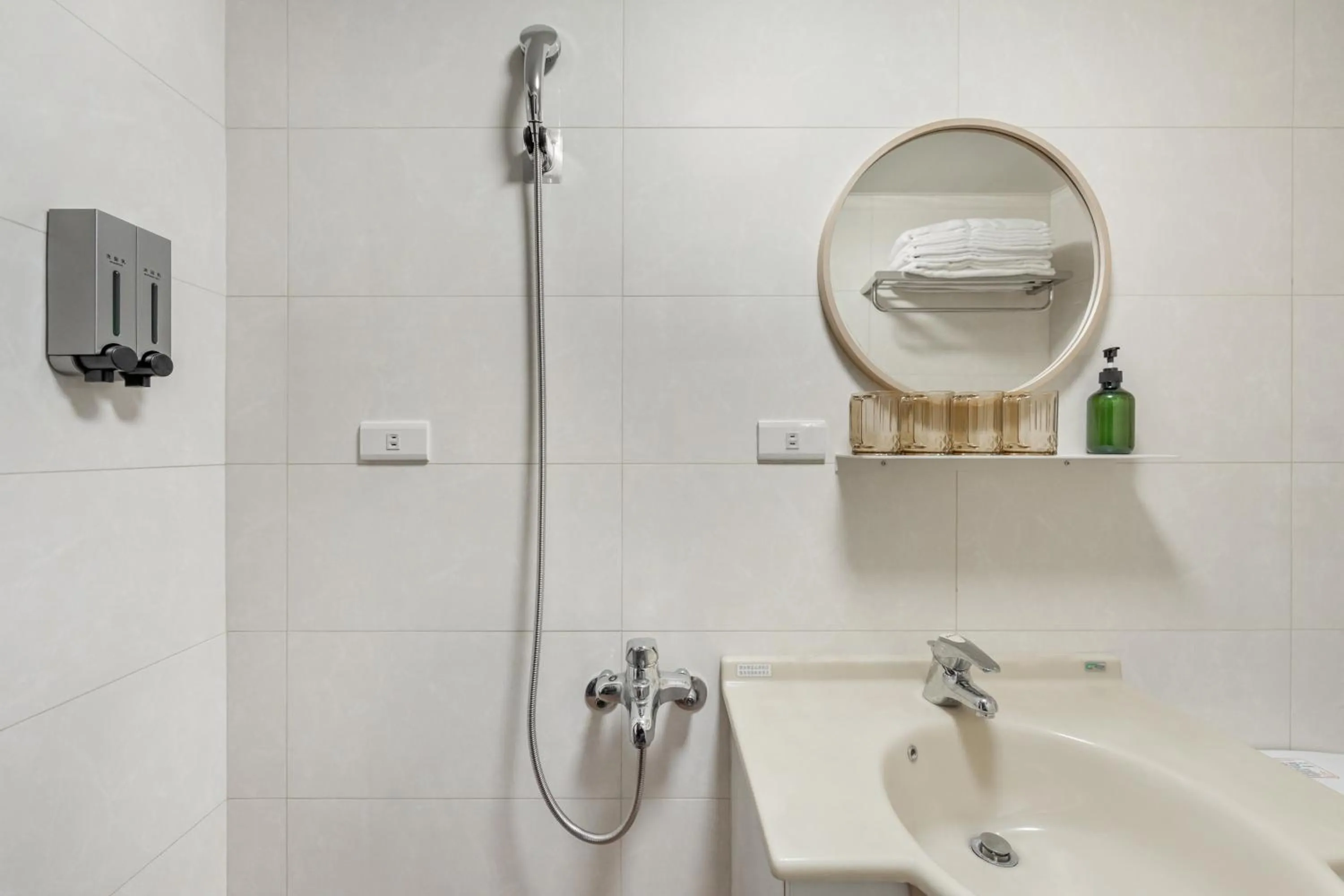 Shower in Jiufen The Dragon B&B