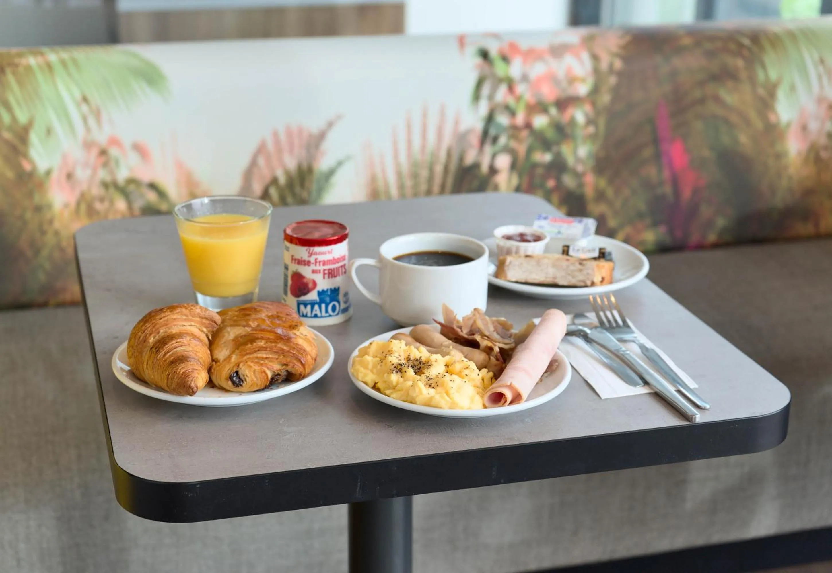 Breakfast in B&B HOTEL Dreux Nord