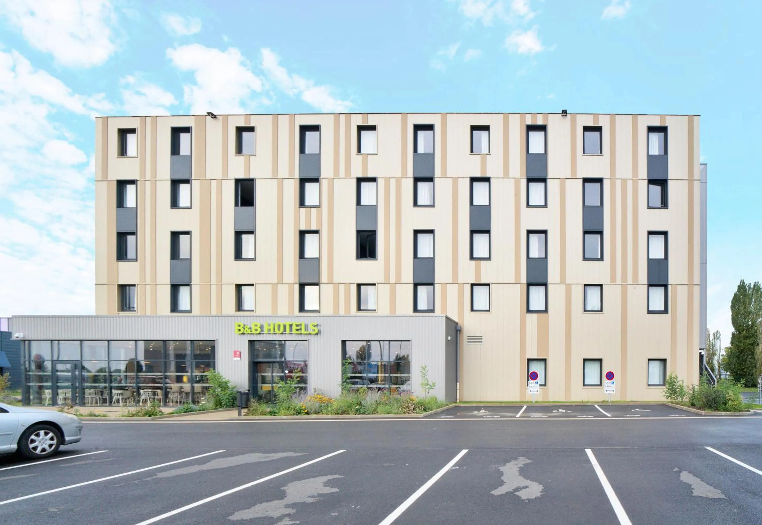 Property building in B&B HOTEL Dreux Nord