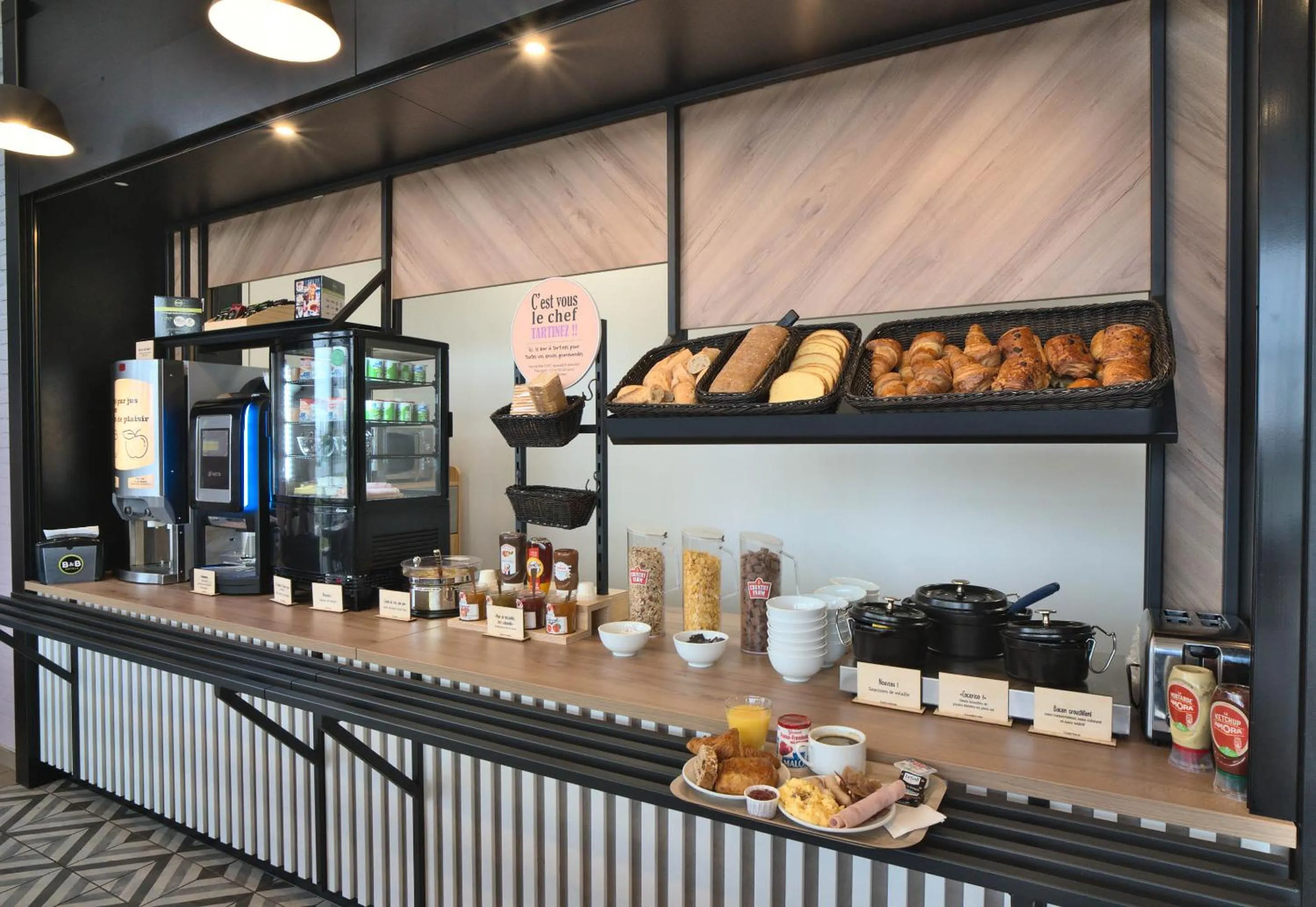 Breakfast in B&B HOTEL Dreux Nord