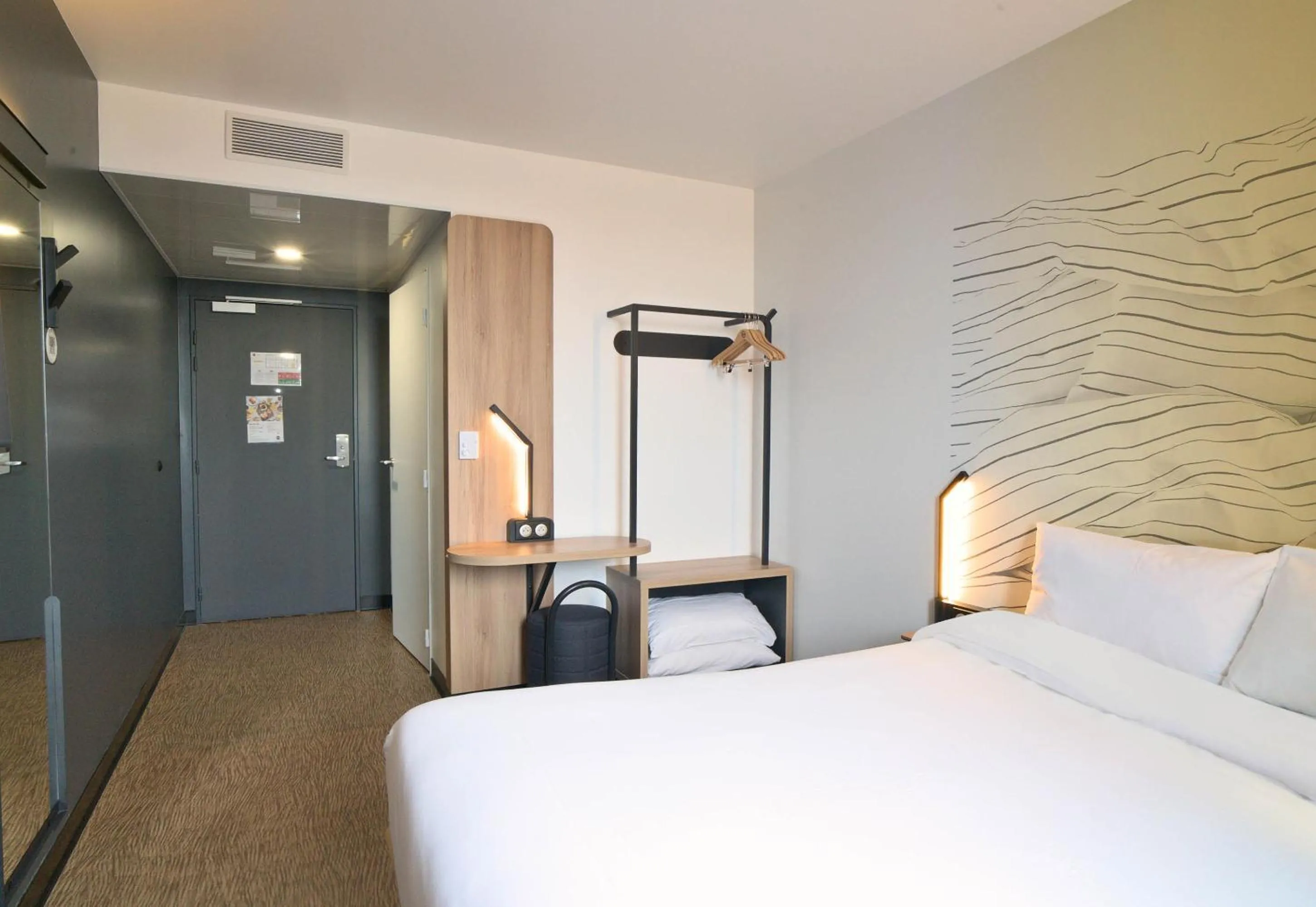 Bedroom, Bed in B&B HOTEL Dreux Nord