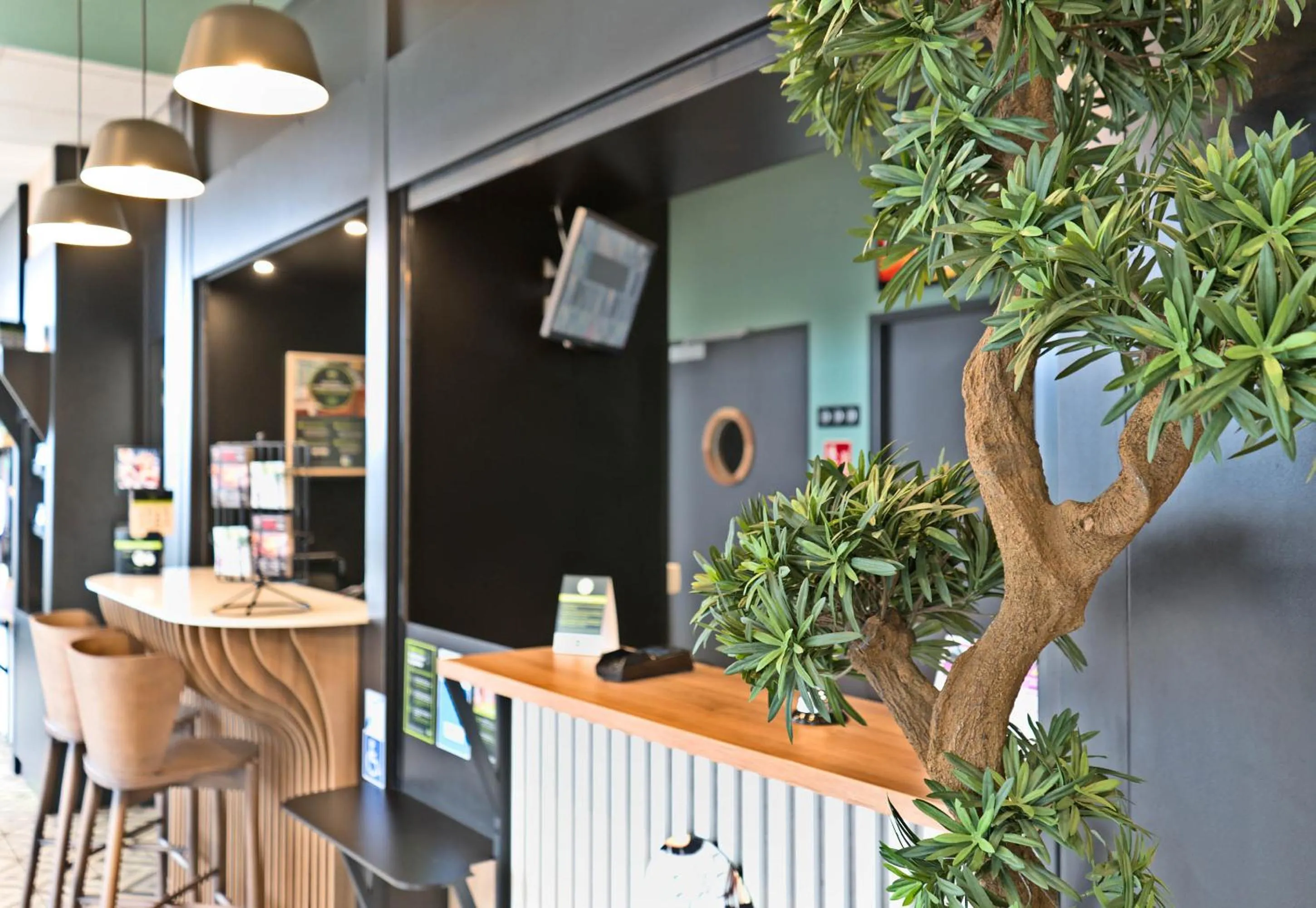 Lobby or reception in B&B HOTEL Dreux Nord