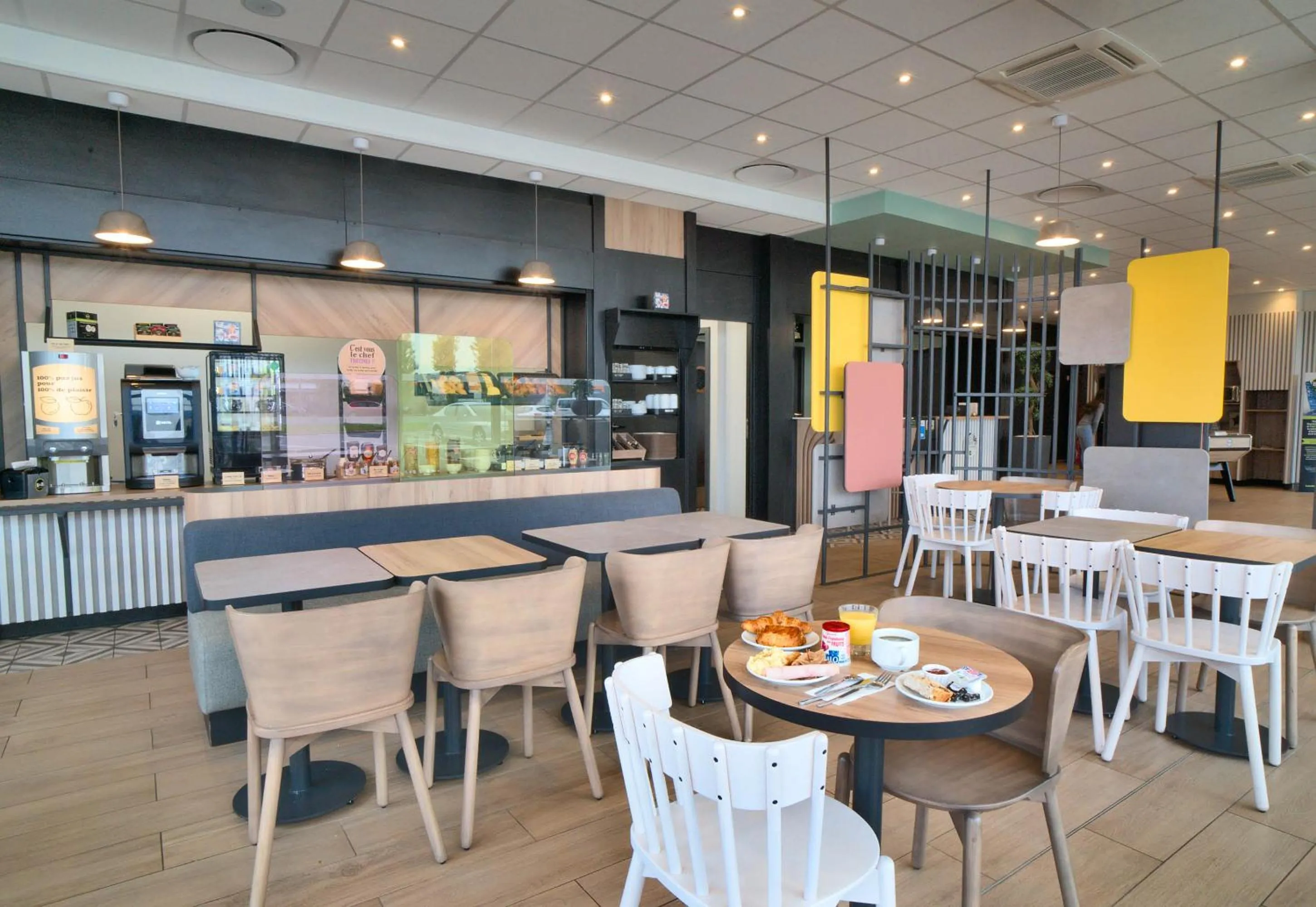 Breakfast in B&B HOTEL Dreux Nord