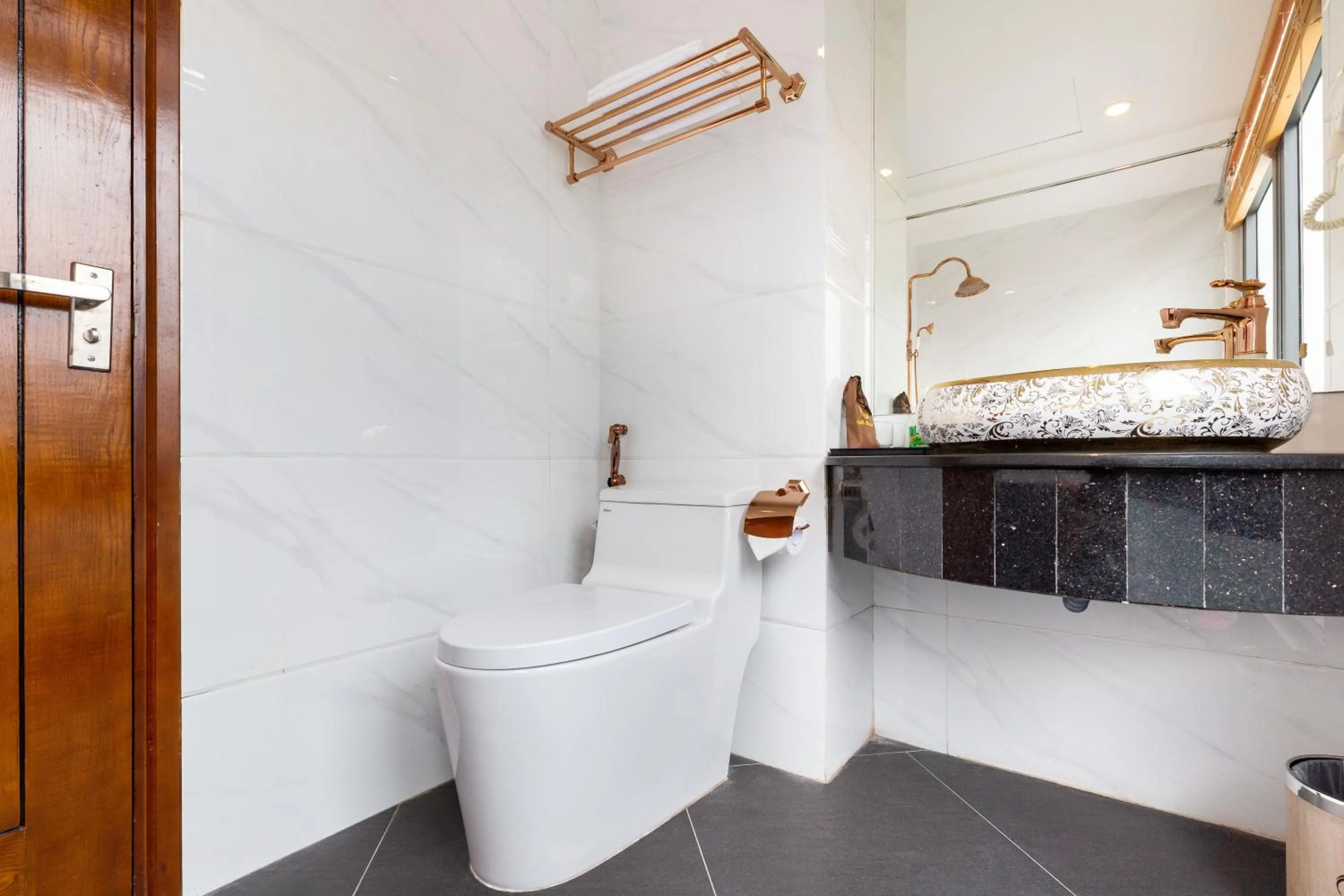 Bathroom in Silk Hong Ha airport hotel