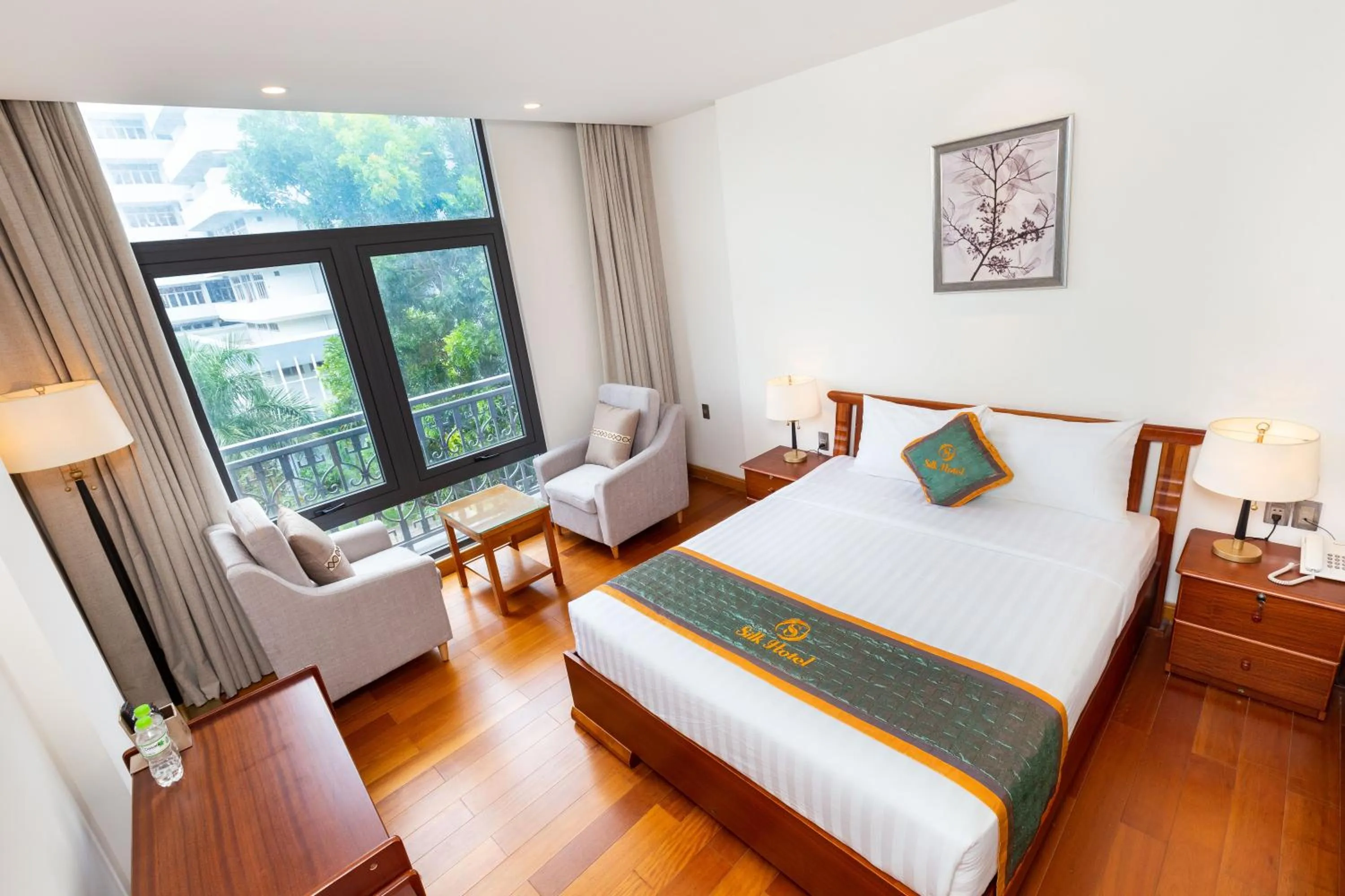 Photo of the whole room, Bed in Silk Hong Ha airport hotel