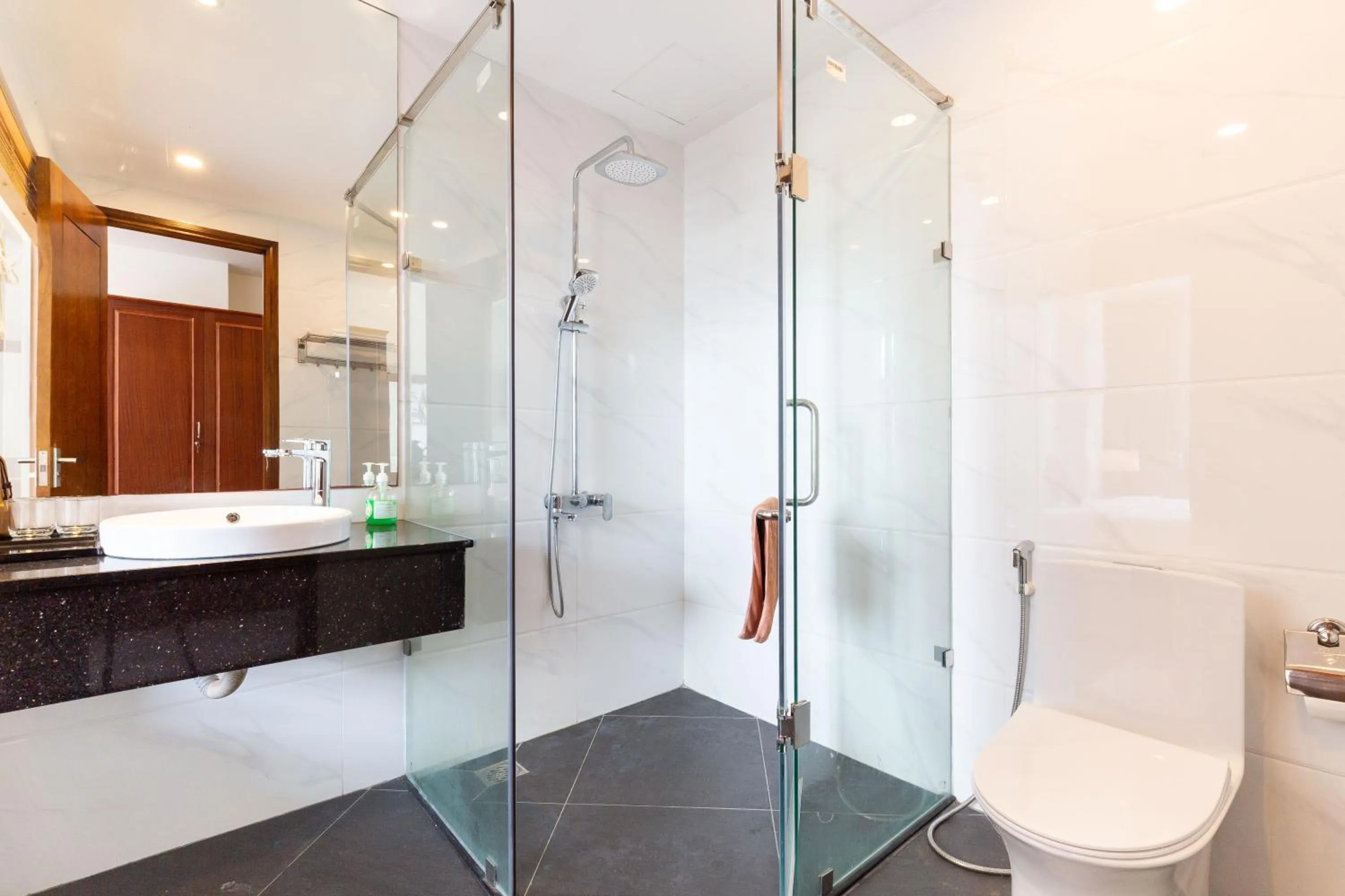 Bathroom in Silk Hong Ha airport hotel