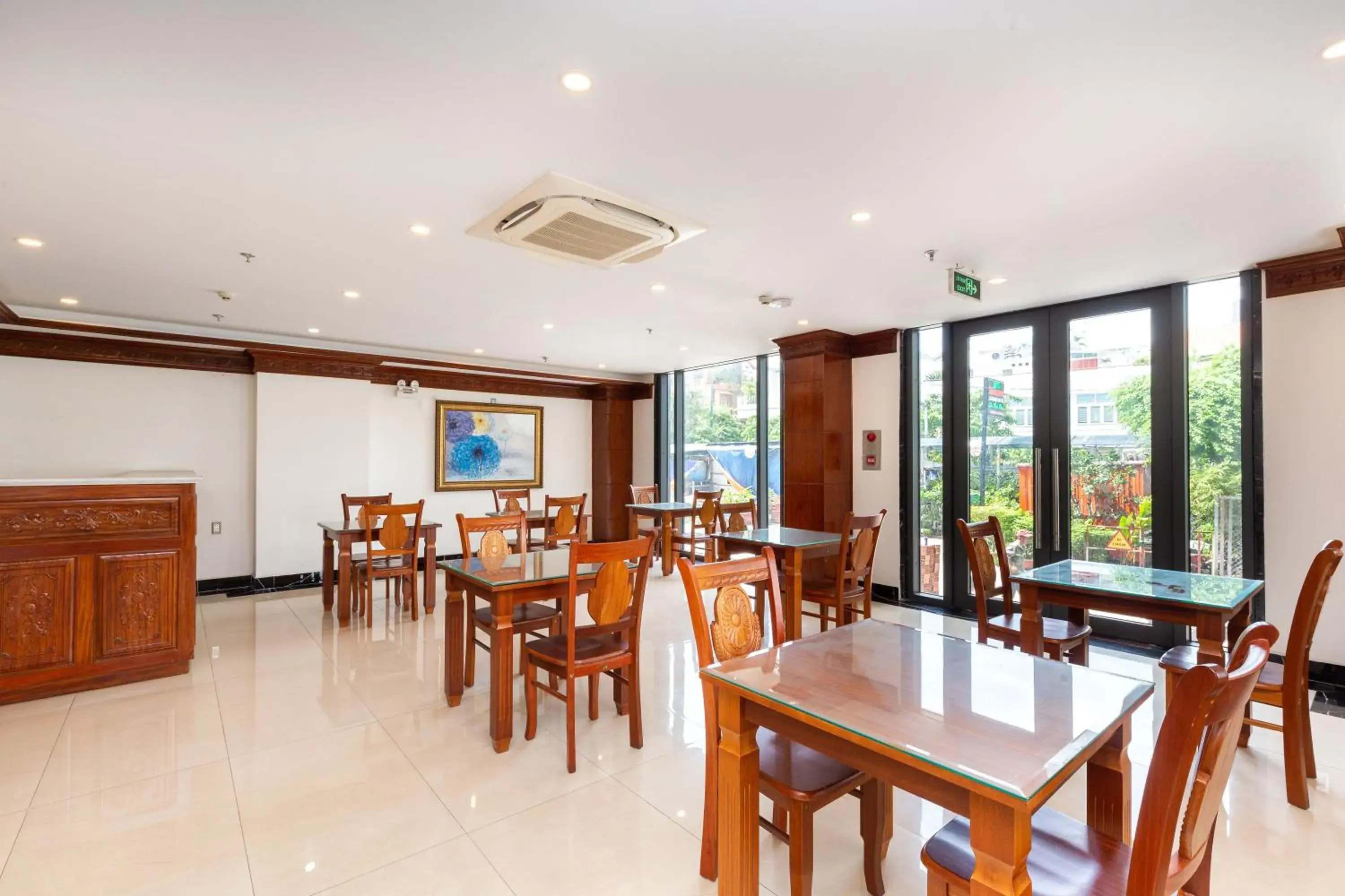 Restaurant/places to eat in Silk Hong Ha airport hotel Restaurant/places to eat in Silk Hong Ha airport hotel