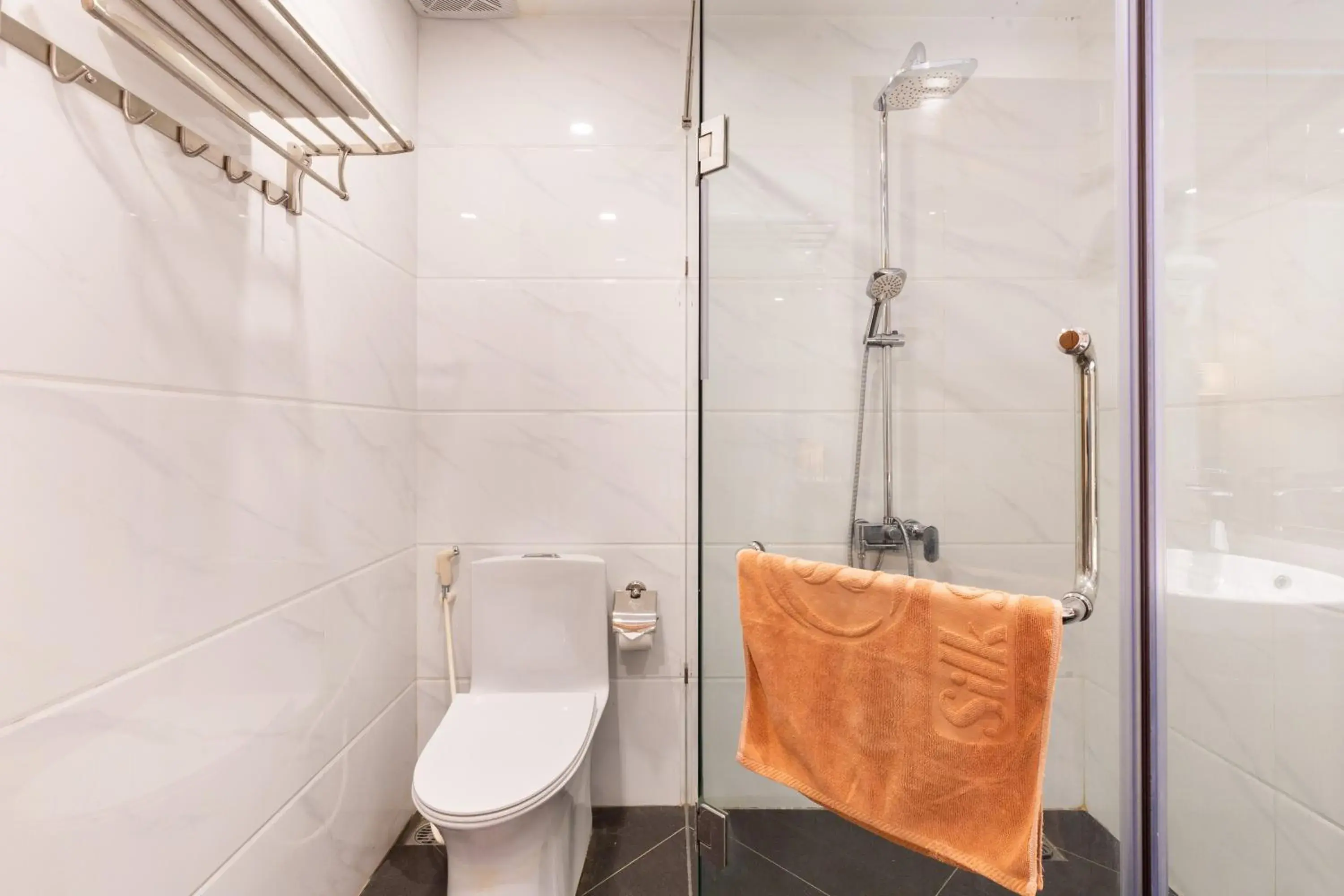 Bathroom in Silk Hong Ha airport hotel Bathroom in Silk Hong Ha airport hotel